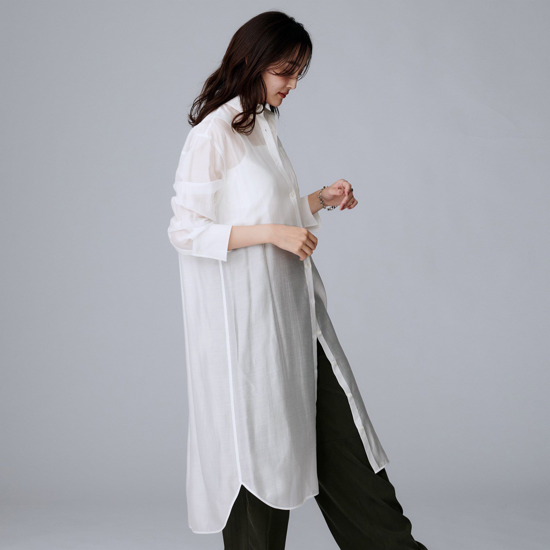 UNTITLED「【ニットと重ね着に/前開きボタン】シアーロングシャツ」|ワンピース|