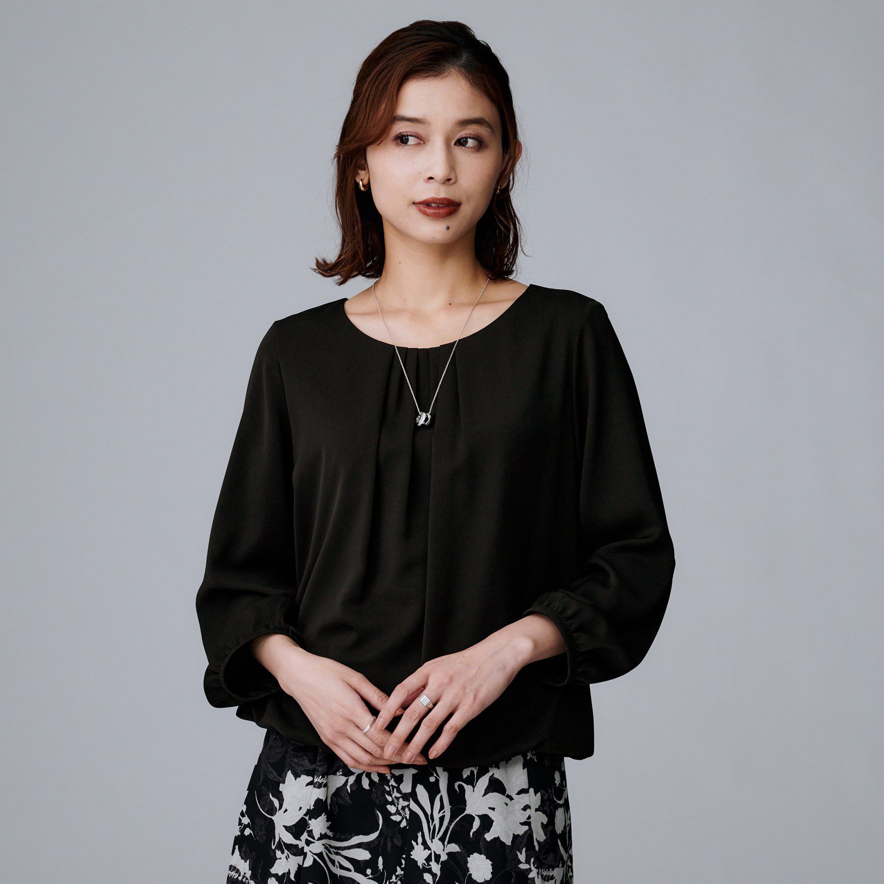 UNTITLED「【透けにくい/ウエストイン見え】パウダリーブラウス」|シャツ・ブラウス|ブラック(019)