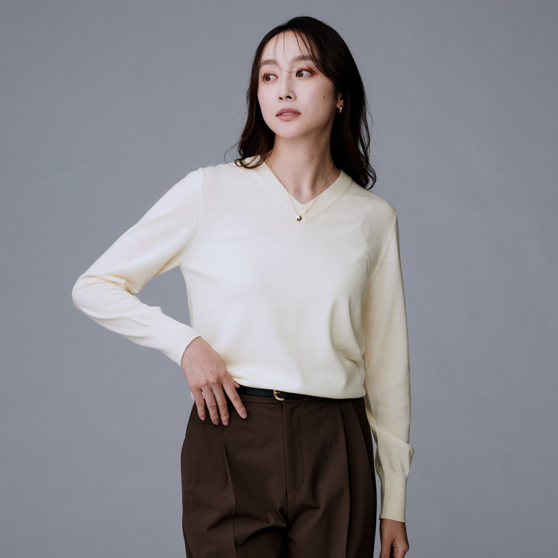 UNTITLED「【洗える/ウール100%】Vネックウールニット」|ニット・セーター|オフホワイト(003