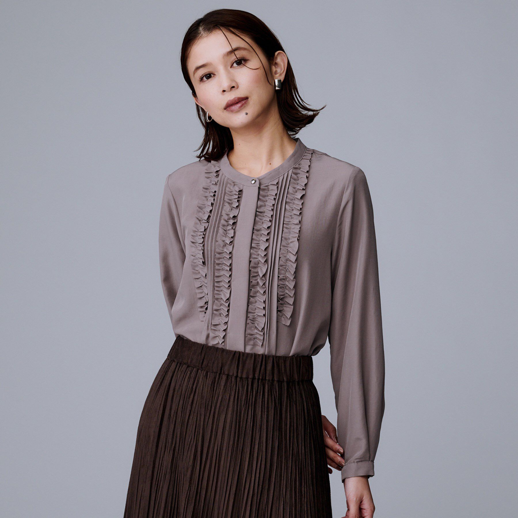 UNTITLED「【1枚で着映え/オンオフ着回し】フリルサテンブラウス」|シャツ・ブラウス|