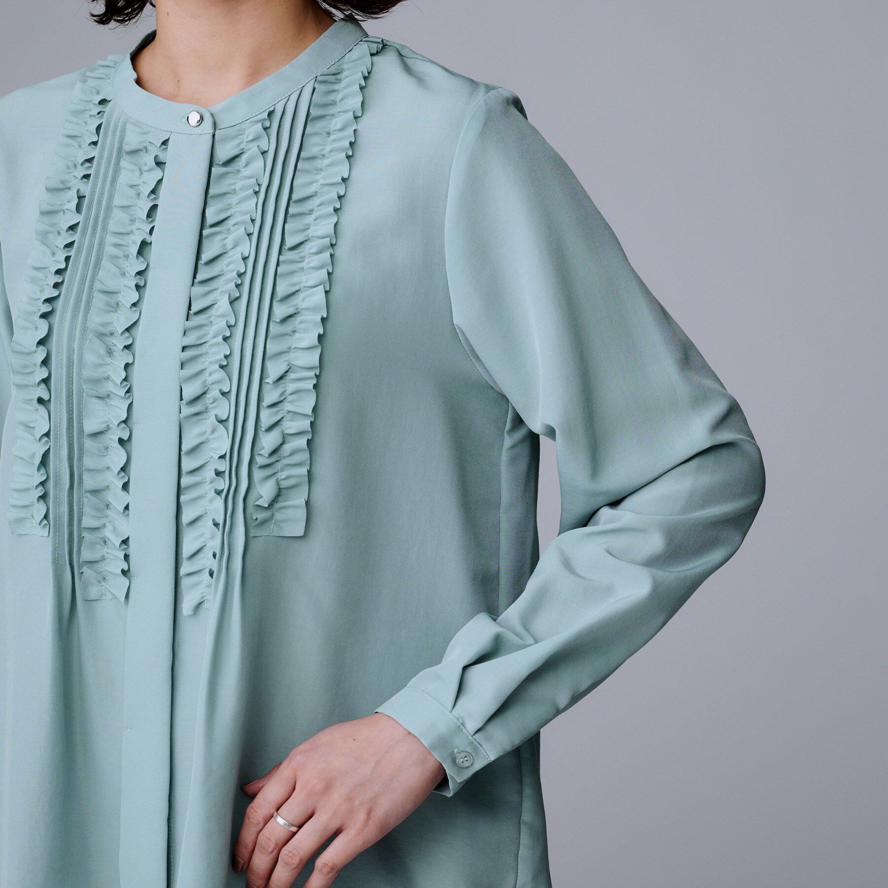 UNTITLED「【1枚で着映え/オンオフ着回し】フリルサテンブラウス」|シャツ・ブラウス|