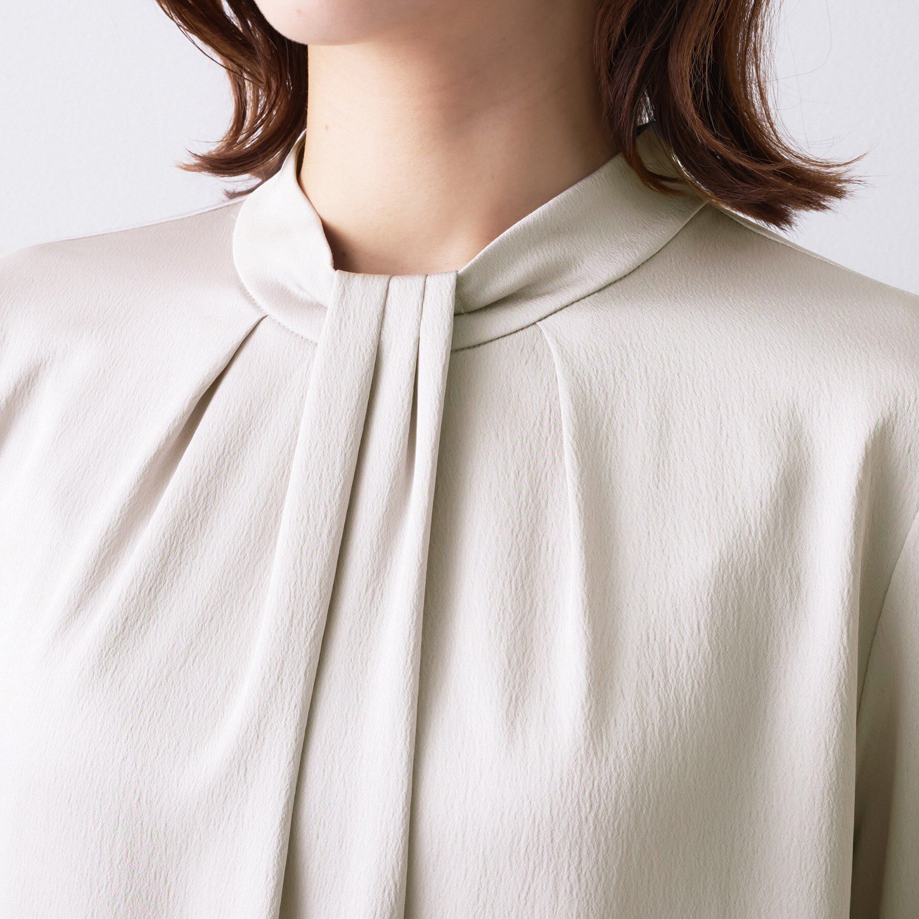 UNTITLED「【きれいめ/お仕事着】サテンドレープブラウス」|シャツ・ブラウス|