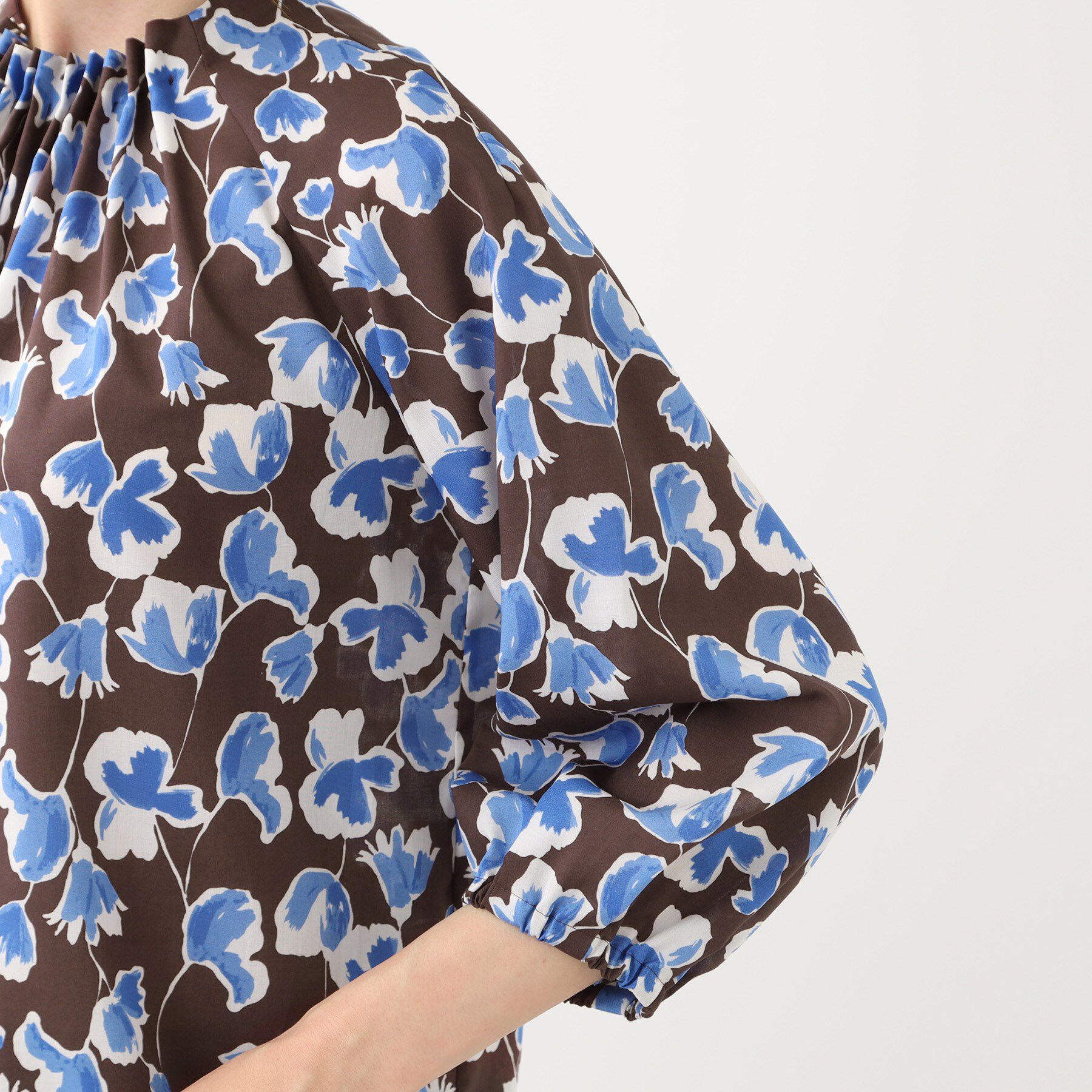 Reflect「【ジャケットのインナーにおすすめ◎】花柄タックデザインブブラウス」|シャツ・ブラウス|