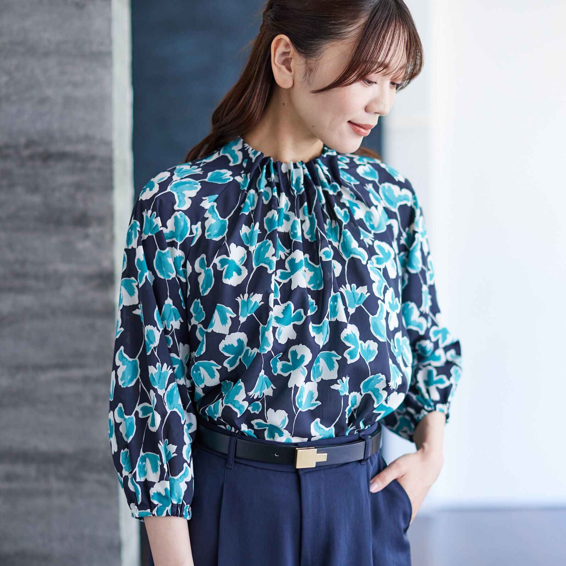 Reflect「【ジャケットのインナーにおすすめ◎】花柄タックデザインブブラウス」|シャツ・ブラウス|