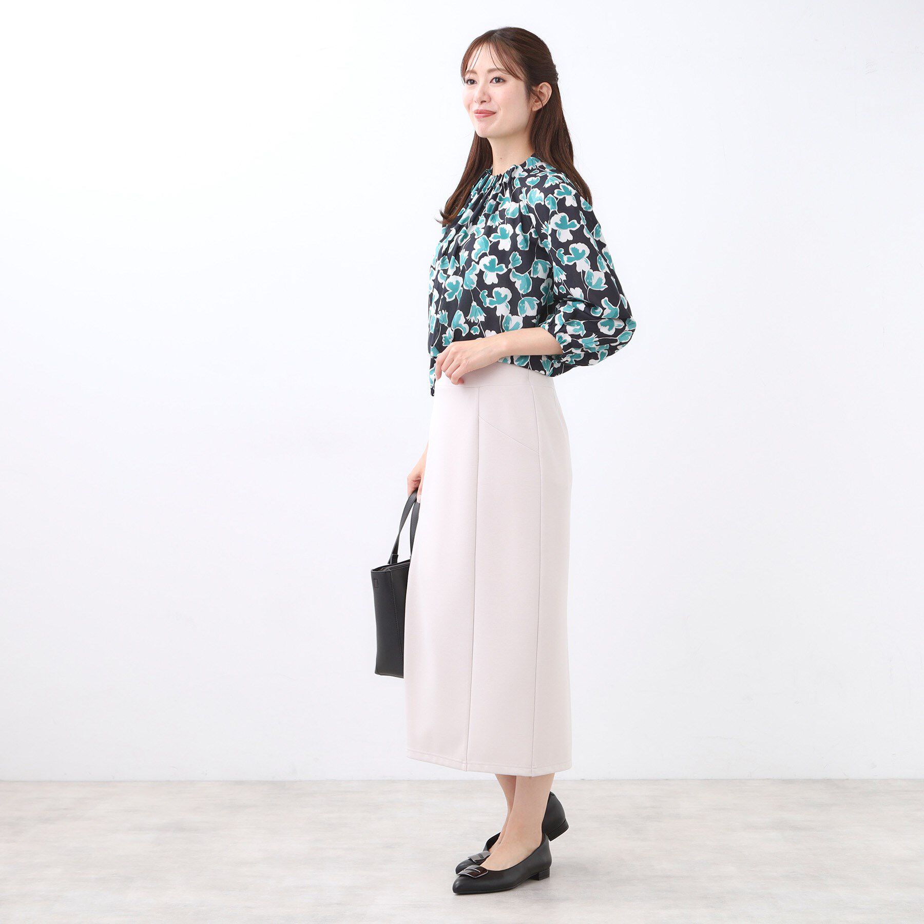 Reflect「【ジャケットのインナーにおすすめ◎】花柄タックデザインブブラウス」|シャツ・ブラウス|