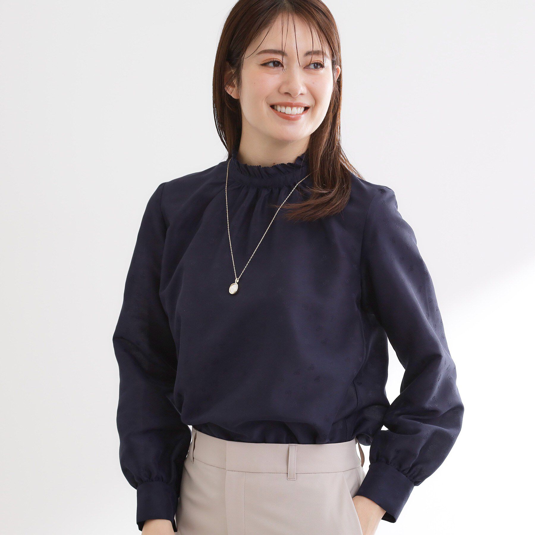 Reflect「フリルネックサテンジャカードブラウス」|シャツ・ブラウス|ネイビー(494)