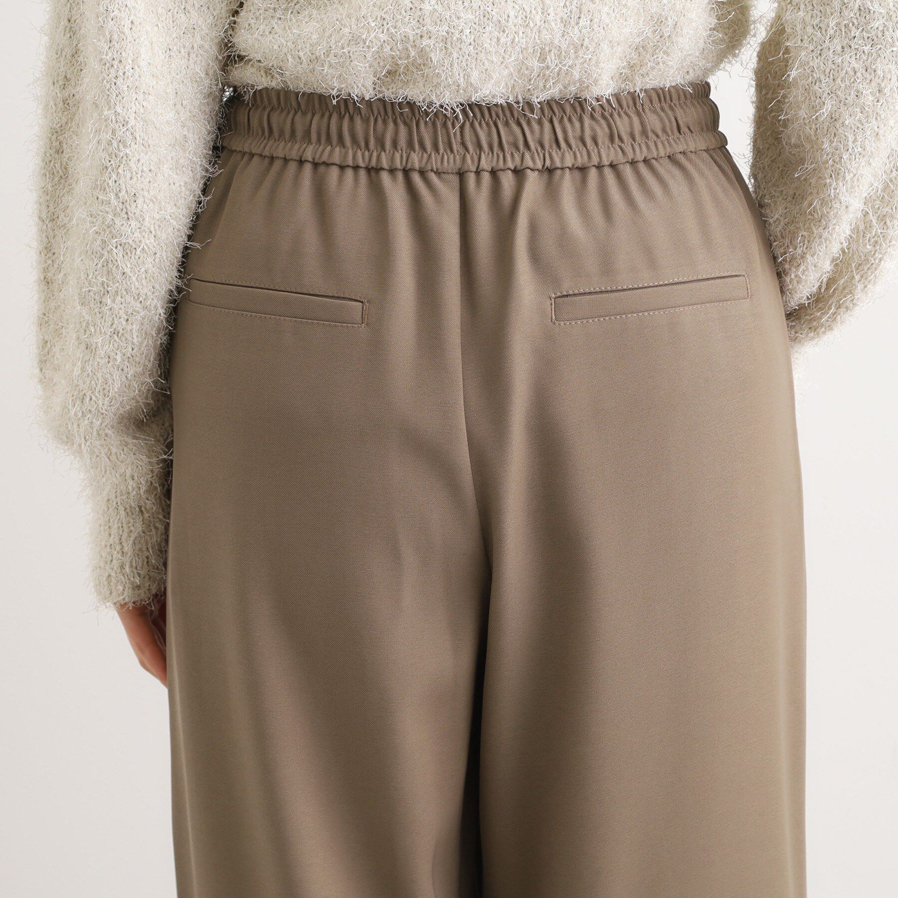 grove「きれい見えとリラックス感を両立。秋の大人カジュアルに効くイージーパンツ」|その他|