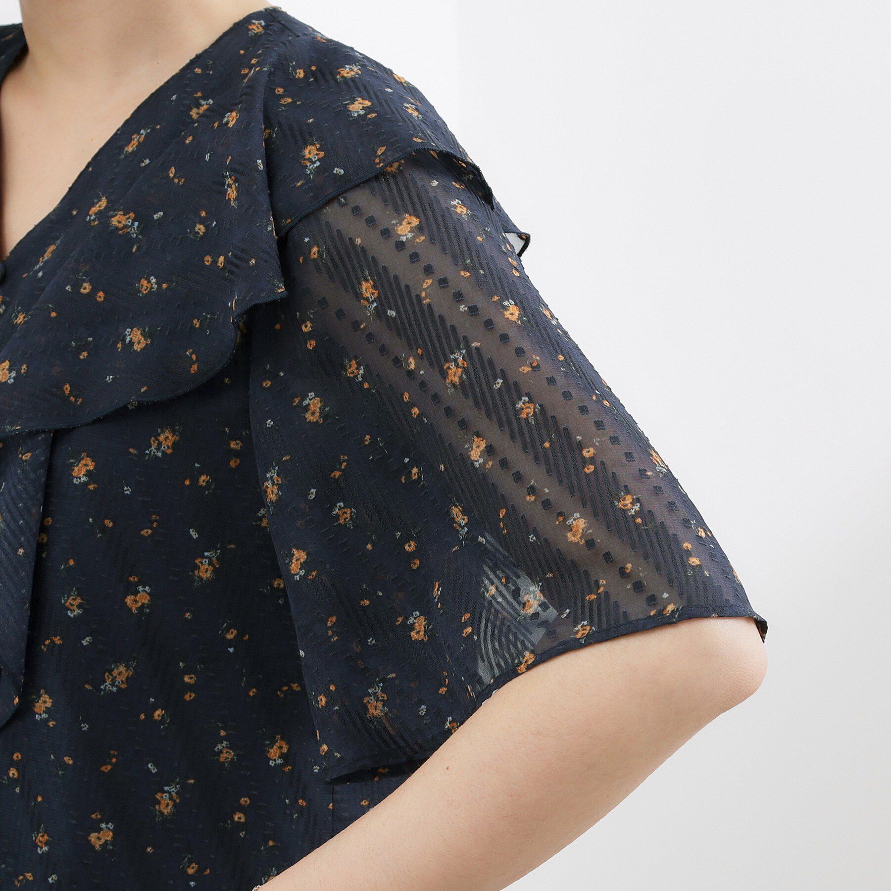 grove「【二の腕カバー・お仕事◎】フラワープリントブラウス」|シャツ・ブラウス|