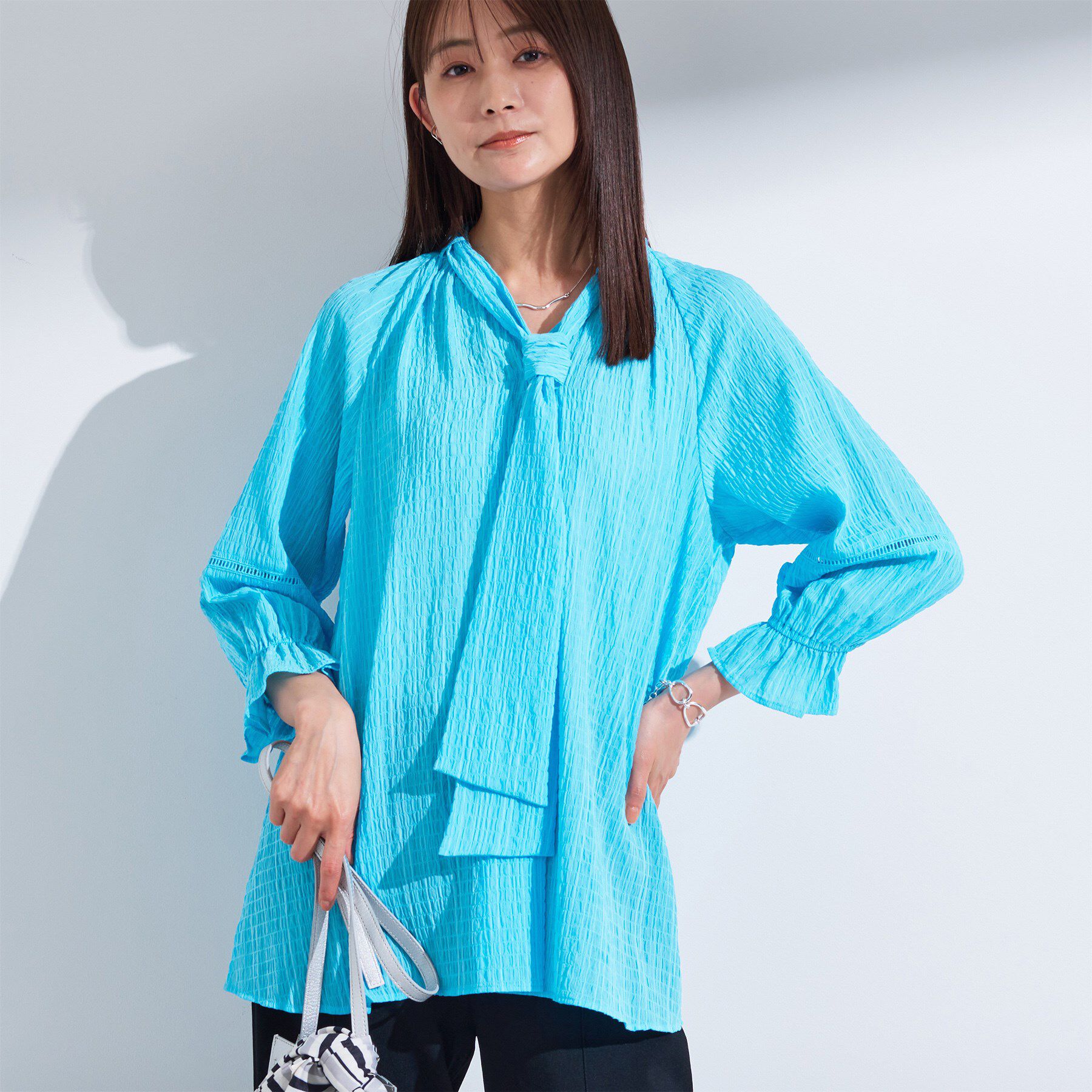 INDIVI「【洗える／シャーリング素材】ボリューム袖エアリーブラウス」|シャツ・ブラウス|