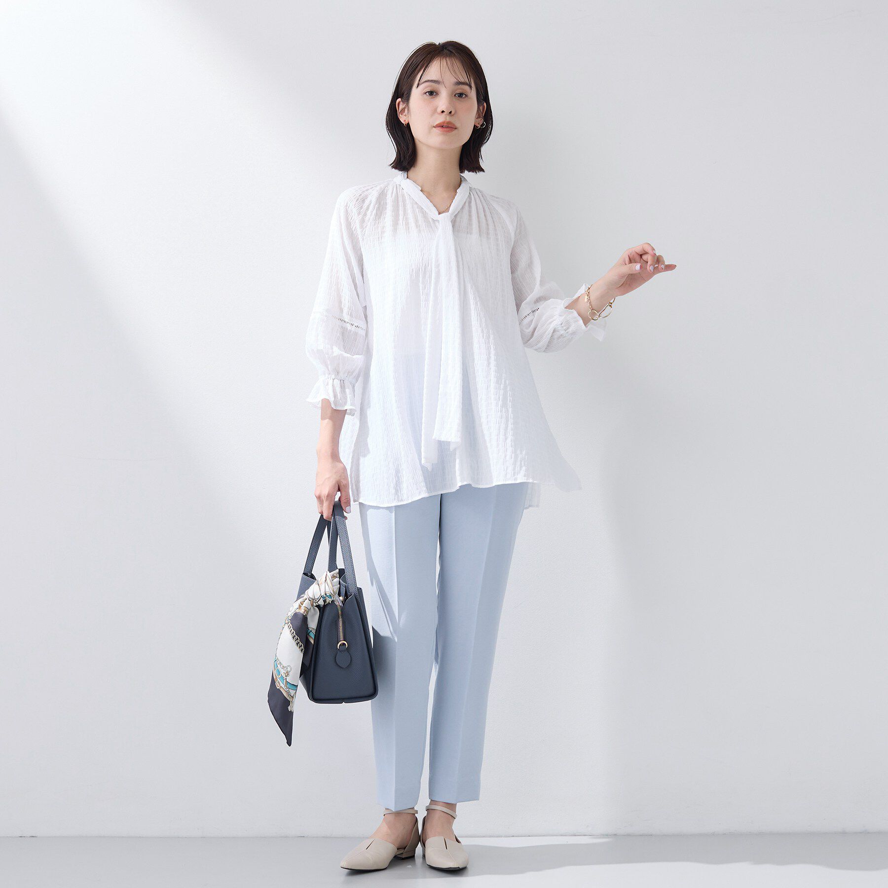 INDIVI「【洗える／シャーリング素材】ボリューム袖エアリーブラウス」|シャツ・ブラウス|
