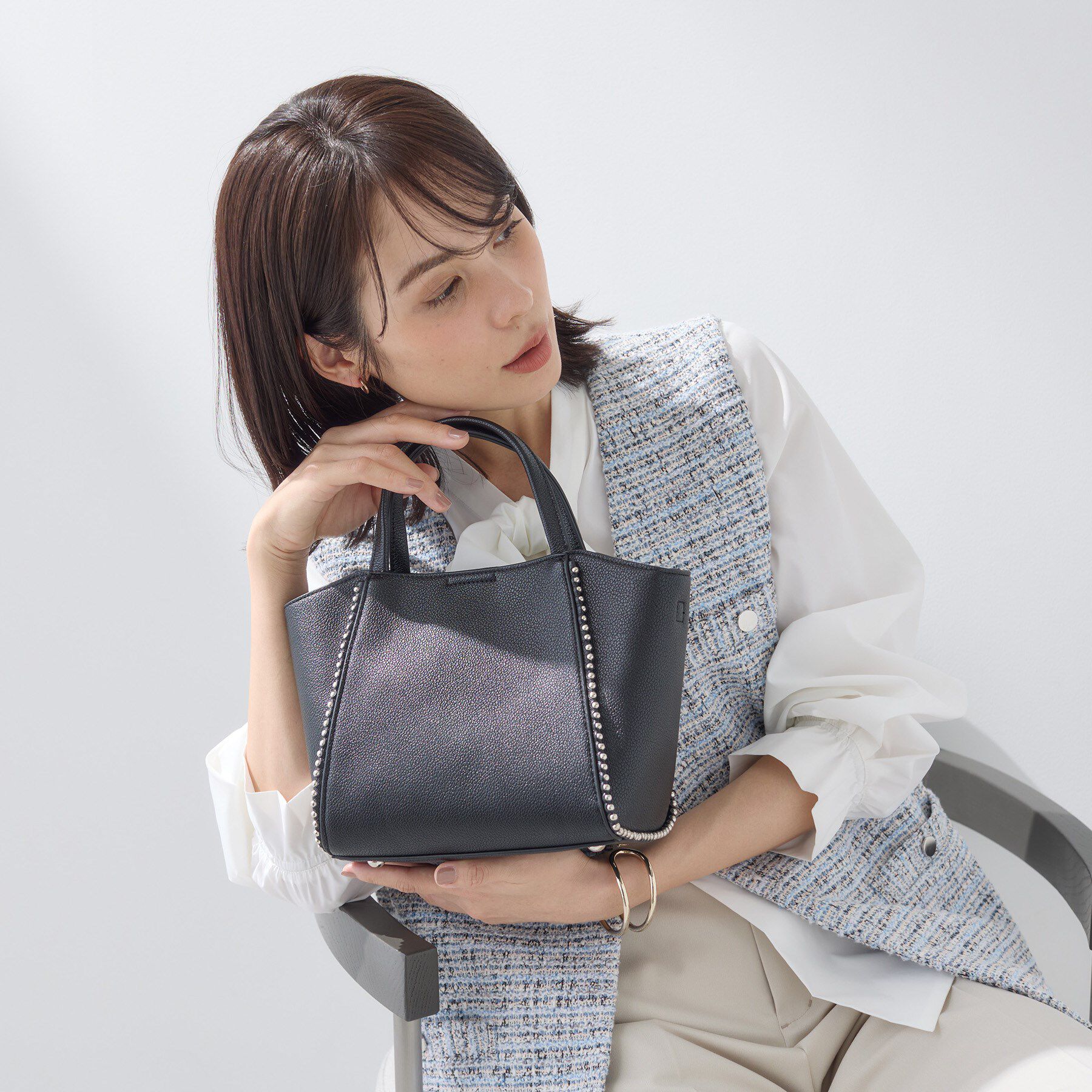 INDIVI「【ミドルサイズ／合皮／ショルダー付】スタッズ風メタルバッグ」|ショルダー・メッセンジャー|ブラック(019)