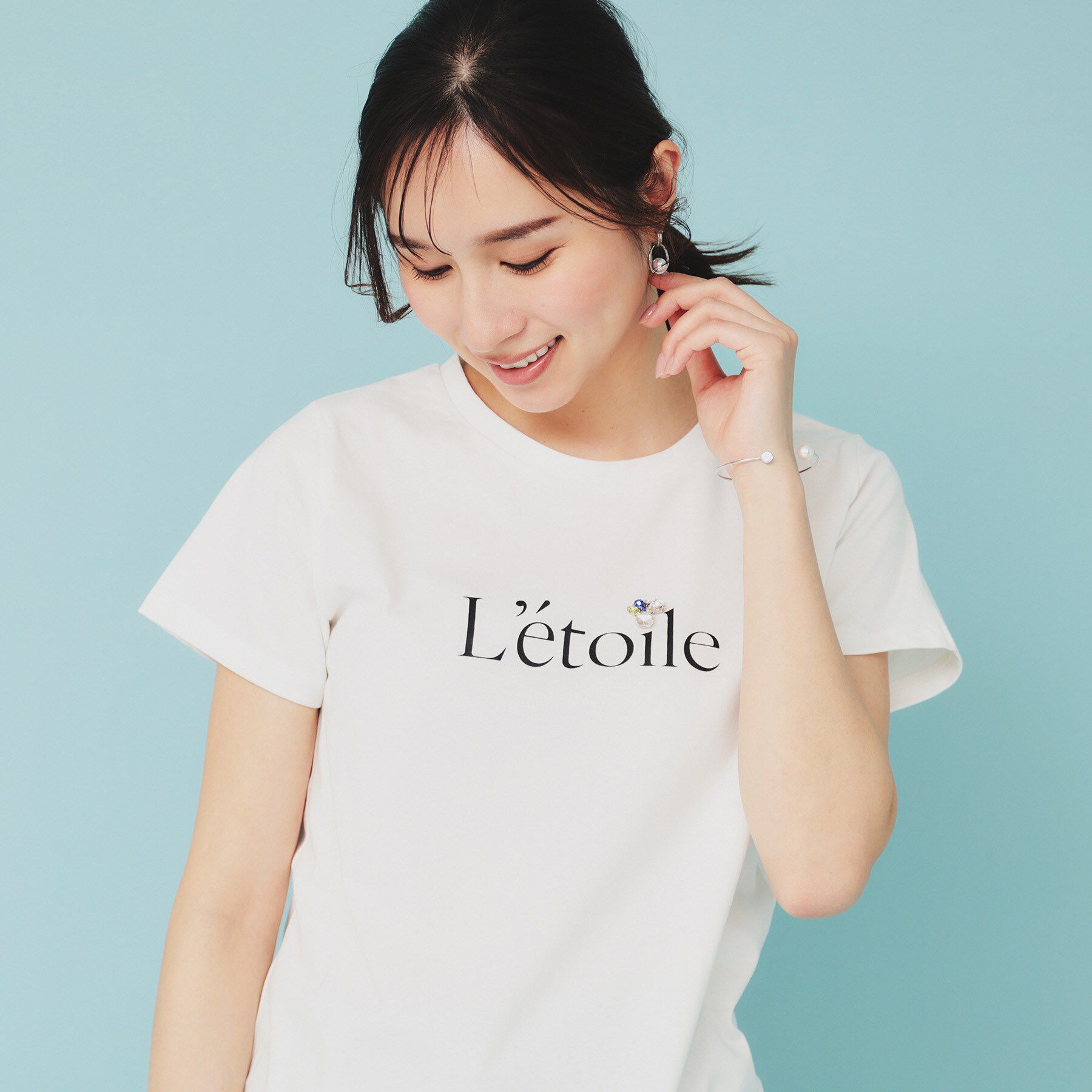 index「《美人百花掲載》ビジュー付きロゴTシャツ【接触冷感/UVケア/吸水速乾/汗ジミ防止/洗濯機洗い可】」|Tシャツ・カットソー|