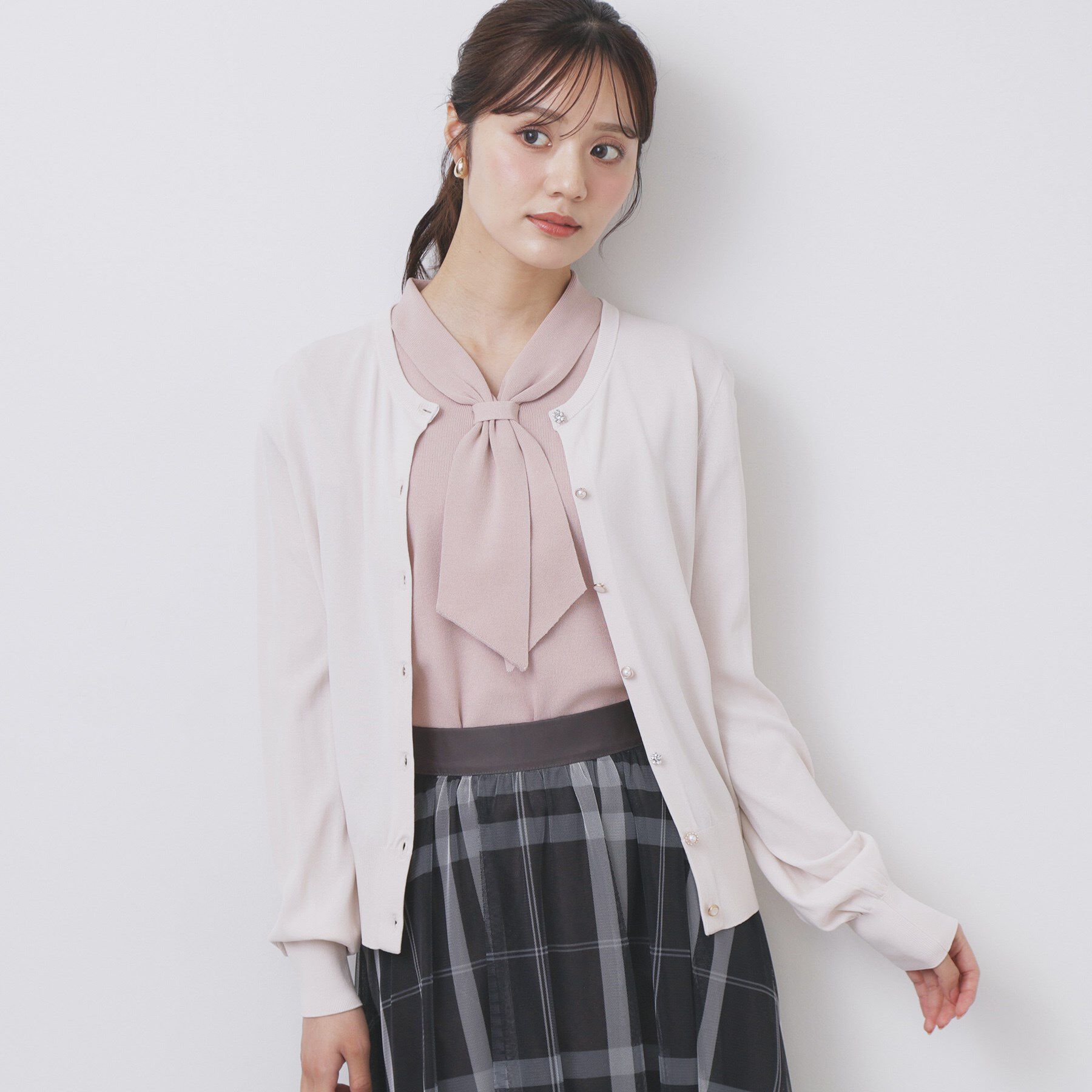 index「《美人百花掲載》ビジュークルーネックカーディガン【洗濯機洗い可/UVケア/接触冷感/抗ピル】」|カーディガン|アイボリー(004)