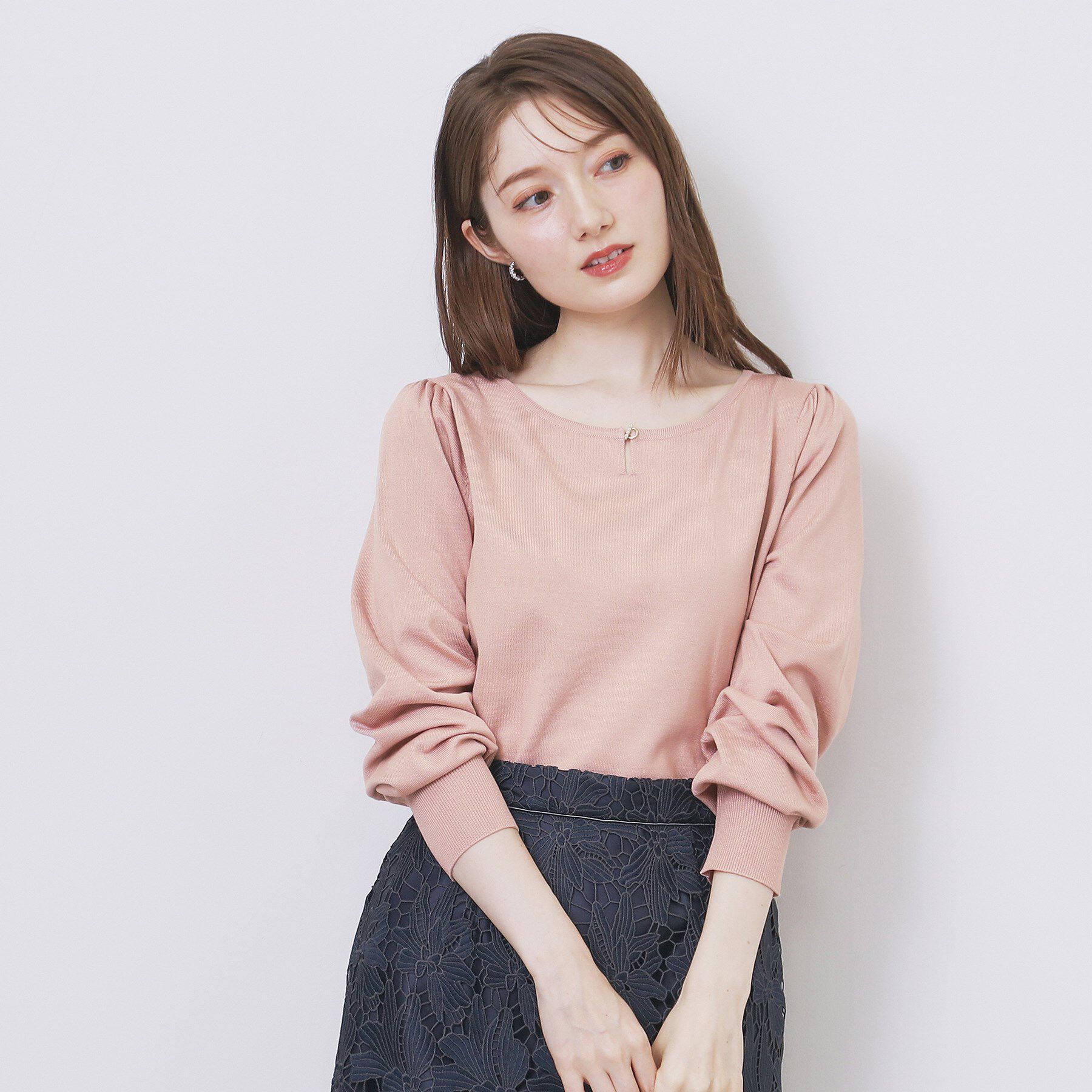 index「パール調パーツ付きクルーネックニット【洗濯機OK】《8col/XS～3L》」|ニット・セーター|ライトピンク(870