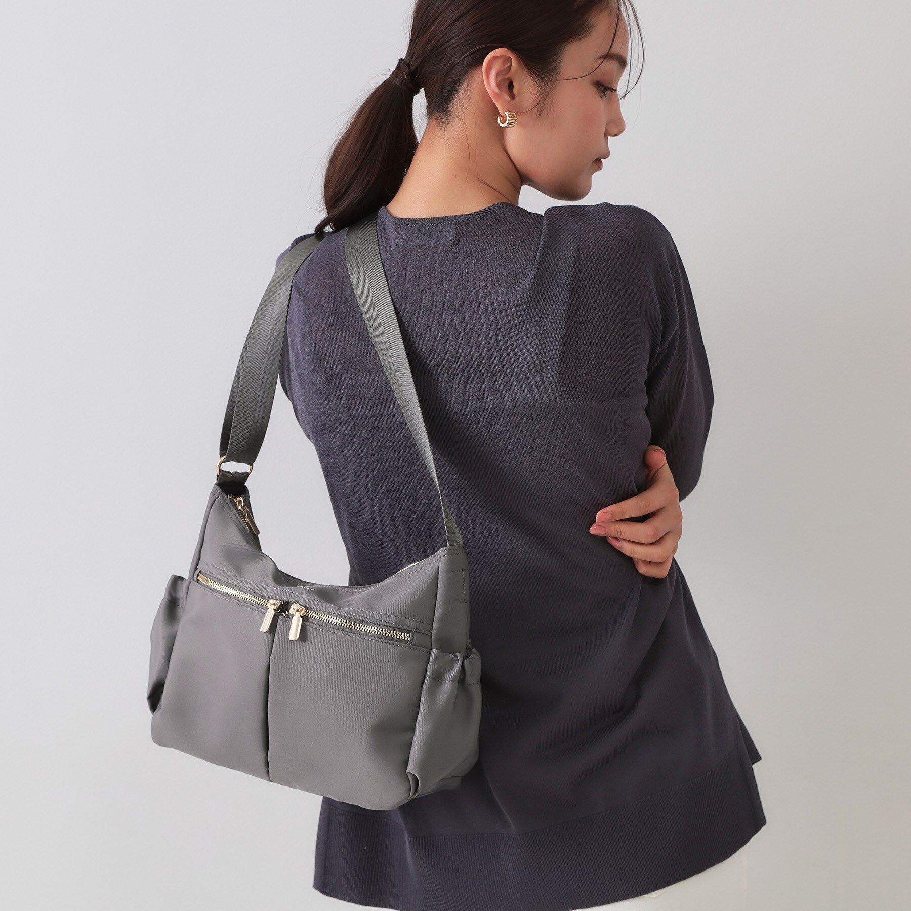 OPAQUE.CLIP「【軽量/撥水加工/多ポケット】ツイルミドルサイズムーンショルダーバッグ」|ショルダー・メッセンジャー|チャコールグレー(0