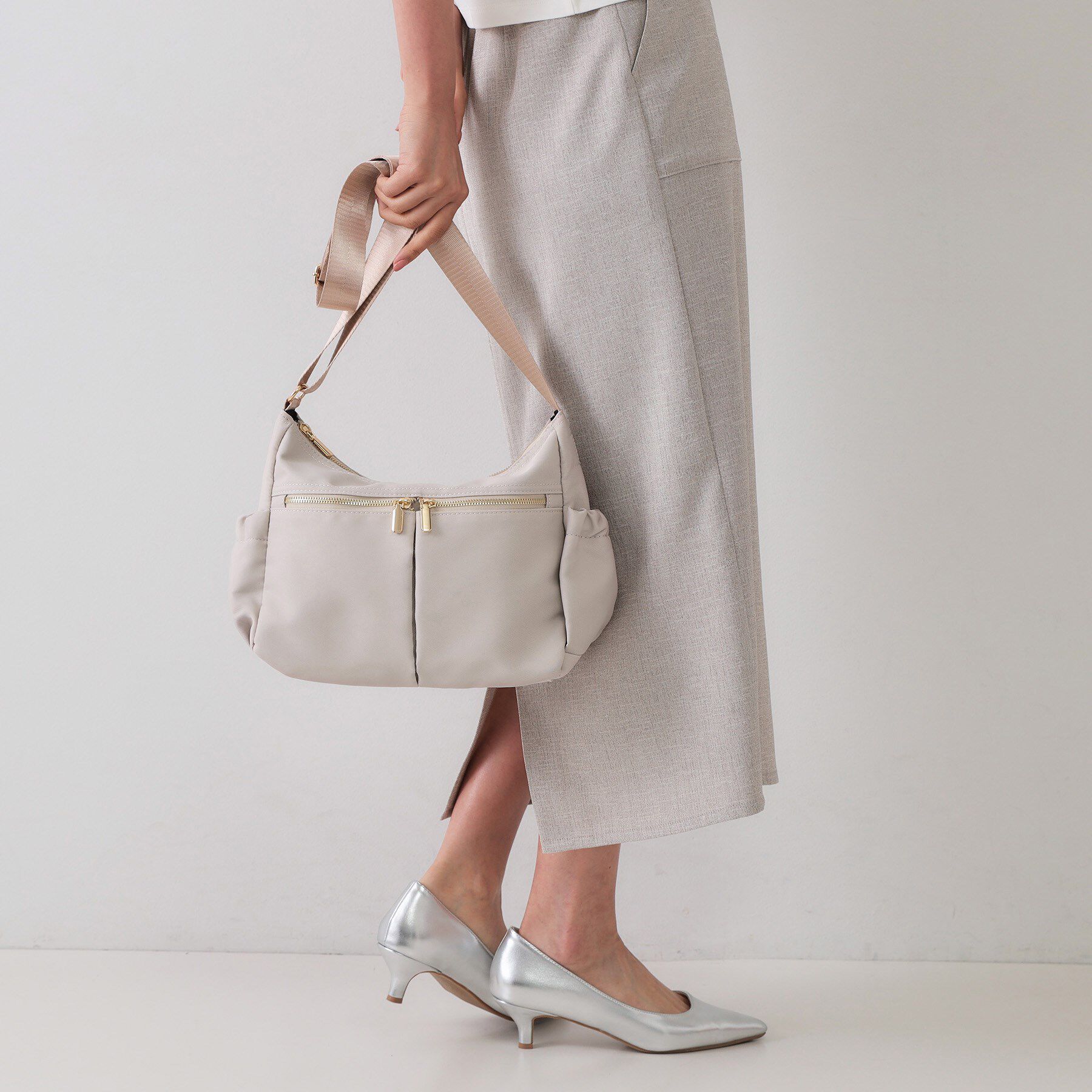 OPAQUE.CLIP「【軽量/撥水加工/多ポケット】ツイルミドルサイズムーンショルダーバッグ」|ショルダー・メッセンジャー|ライトベージュ(05