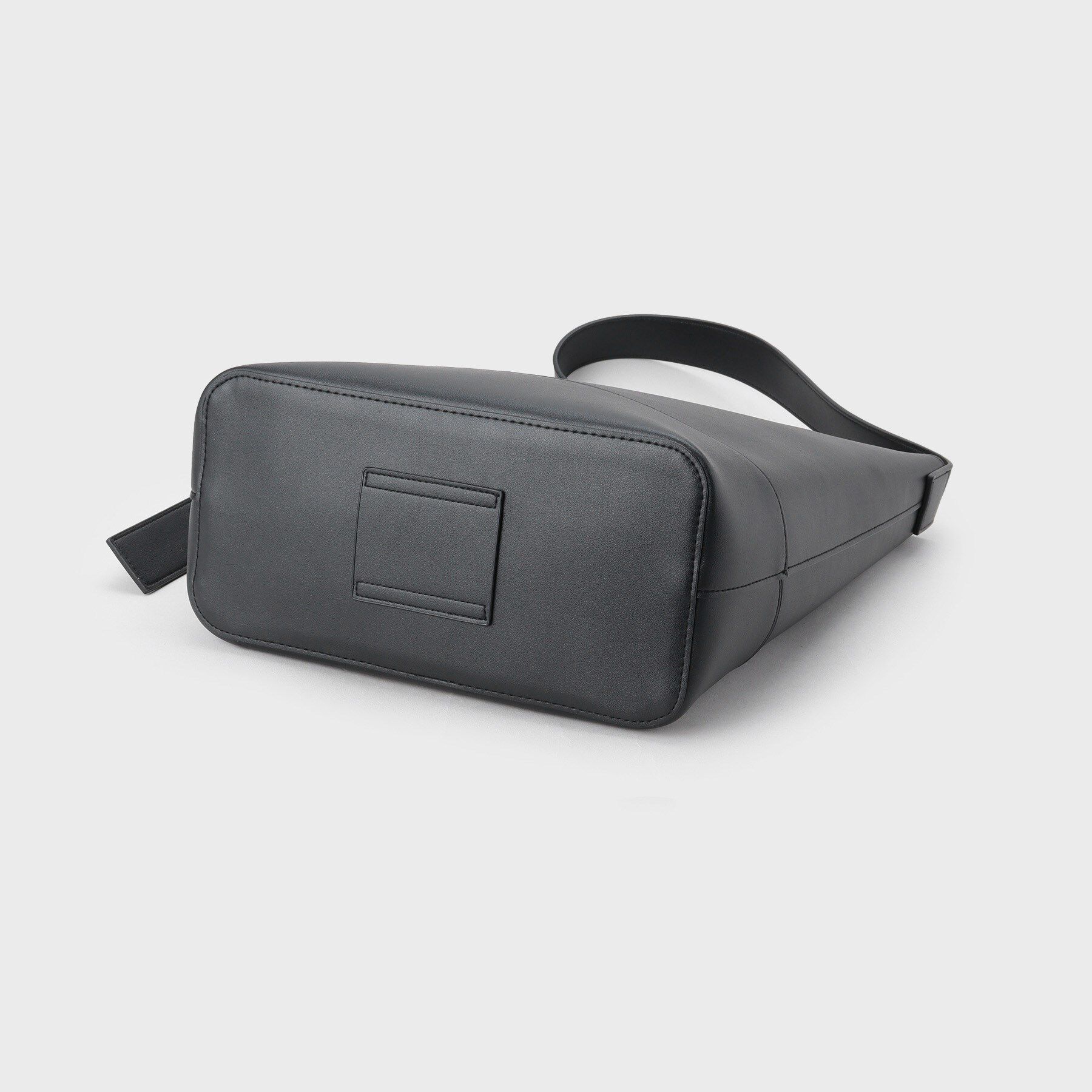 OPAQUE.CLIP「【軽量/A4サイズ対応/通勤対応】スムース合皮ワンショルダーバッグ」|ショルダー・メッセンジャー|