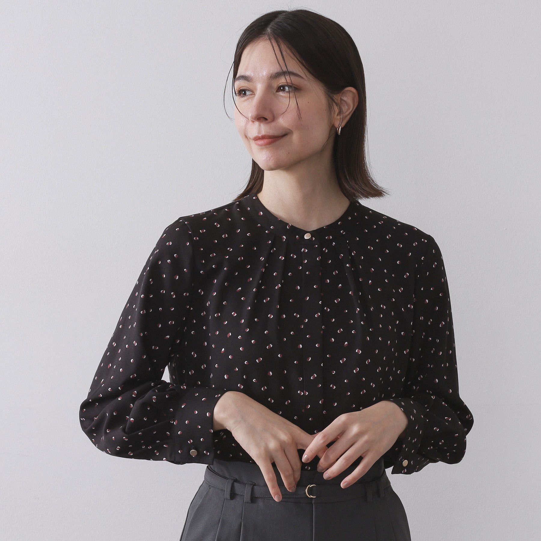 OPAQUE.CLIP「プリント柄タックデザインブラウス【洗濯機OK】」|シャツ・ブラウス|ブラック(119)