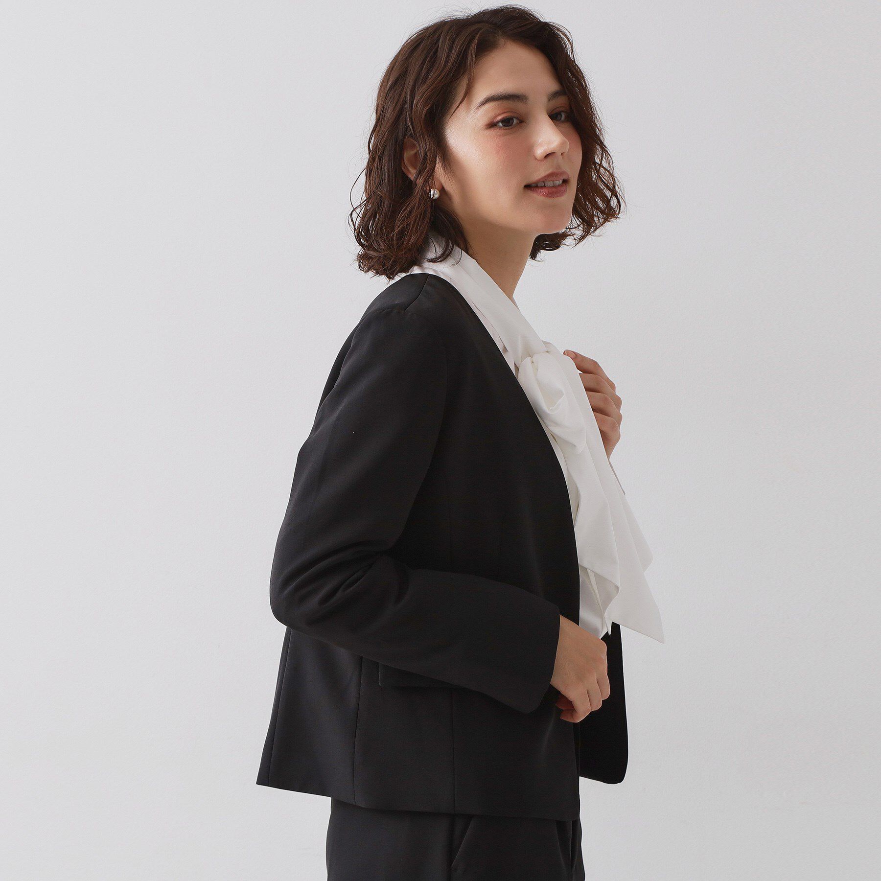 OPAQUE.CLIP「《通勤/セットアップ対応》 パイピングVネックジャケット【洗濯機OK】」|ノーカラージャケット|