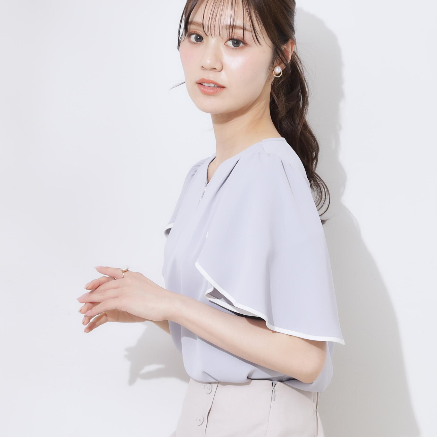 Couture broach「【洗える・通勤】Vネックパール調フレアブラウス」|シャツ・ブラウス|