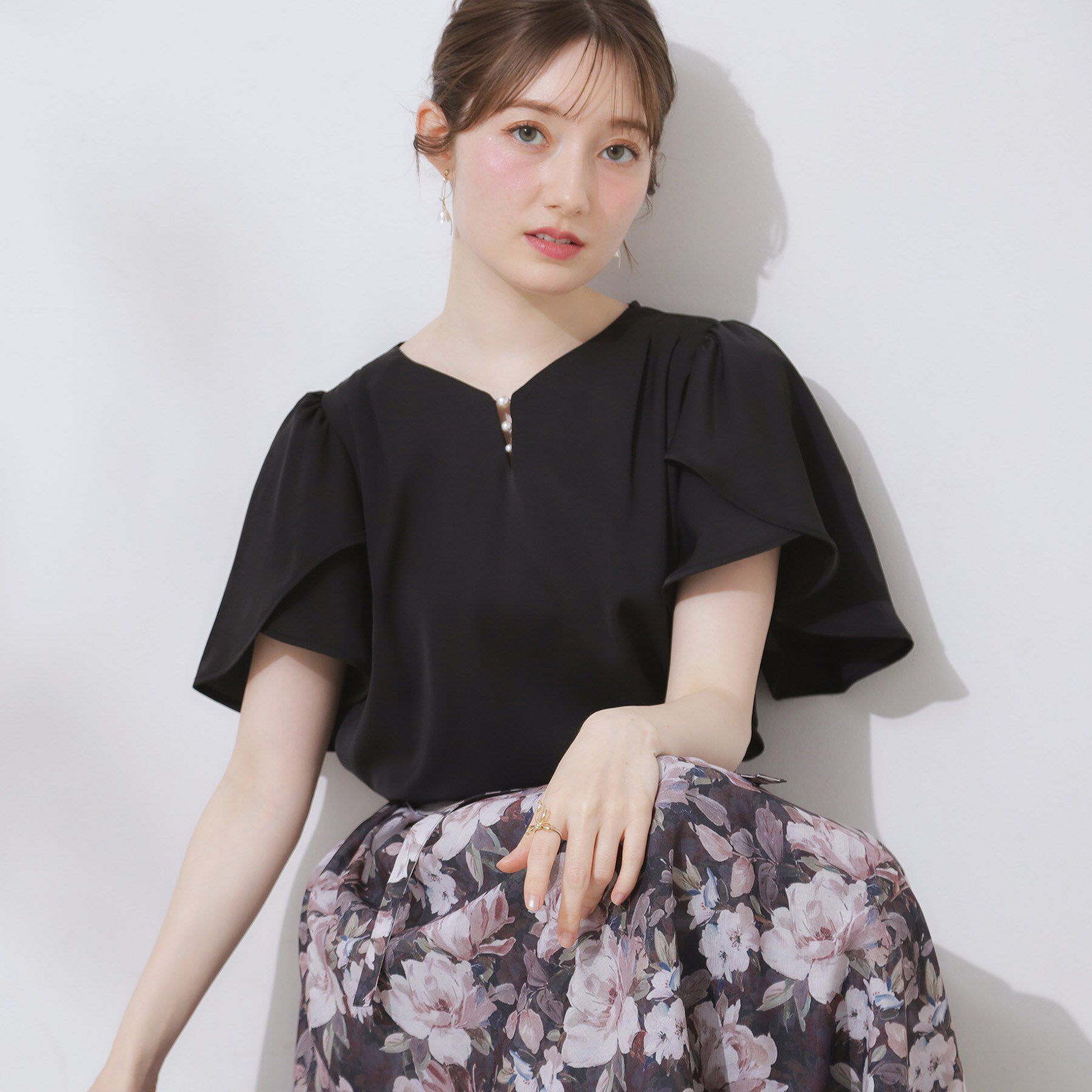 Couture broach「【洗える・通勤】Vネックパール調フレアブラウス」|シャツ・ブラウス|ブラック(019)