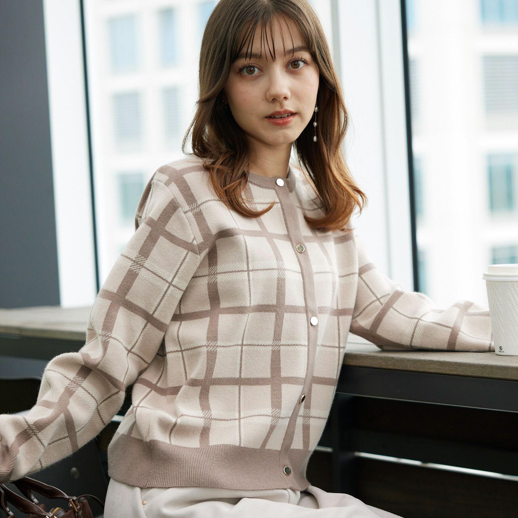 Couture broach「【大人可愛い・通勤】チェックジャカード ニットカーディガン」|カーディガン|ピンクベージュ(25
