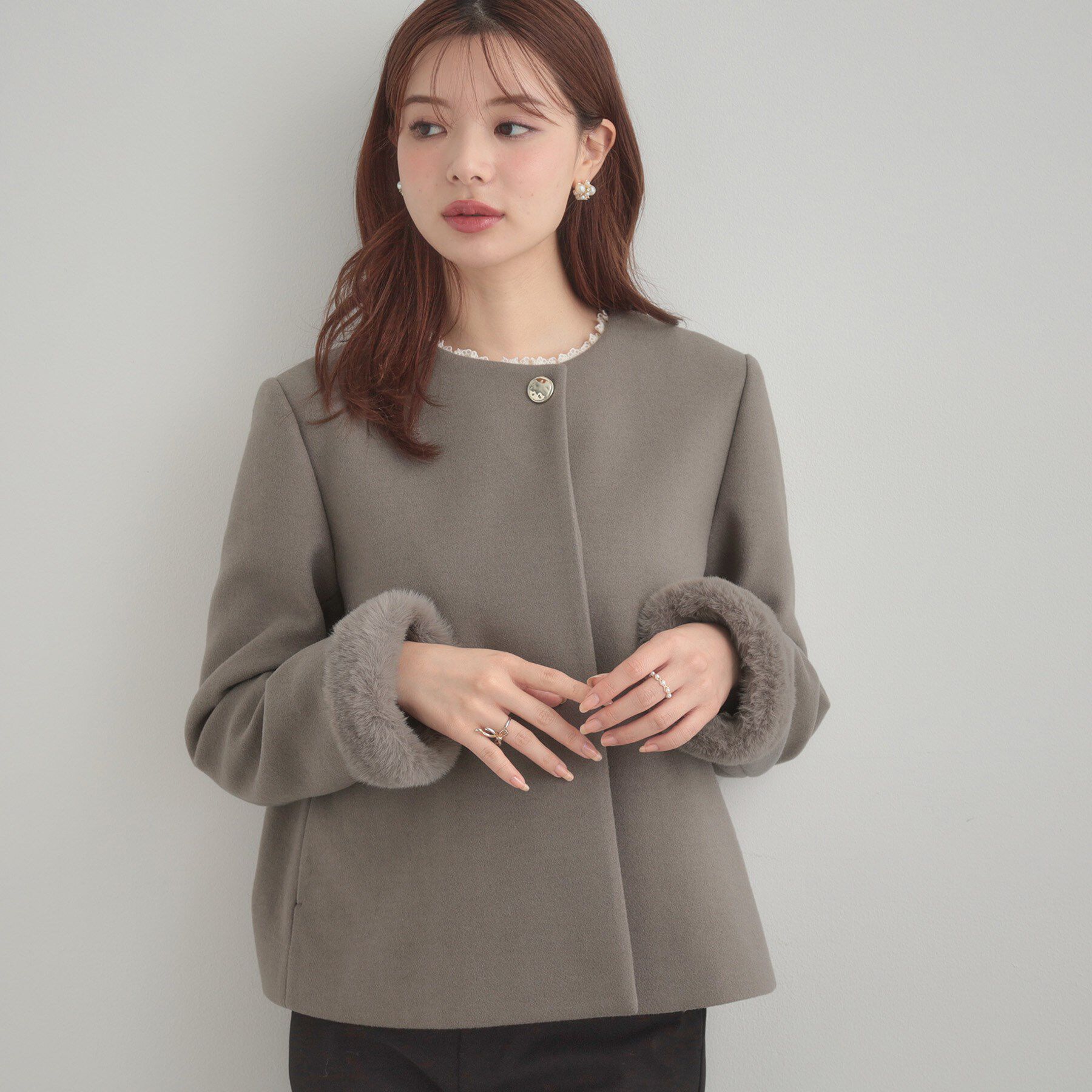 Couture broach「【大人レディ・フェイクファー取り外し可能】ケープ風ショートコート」|ノーカラーコート|