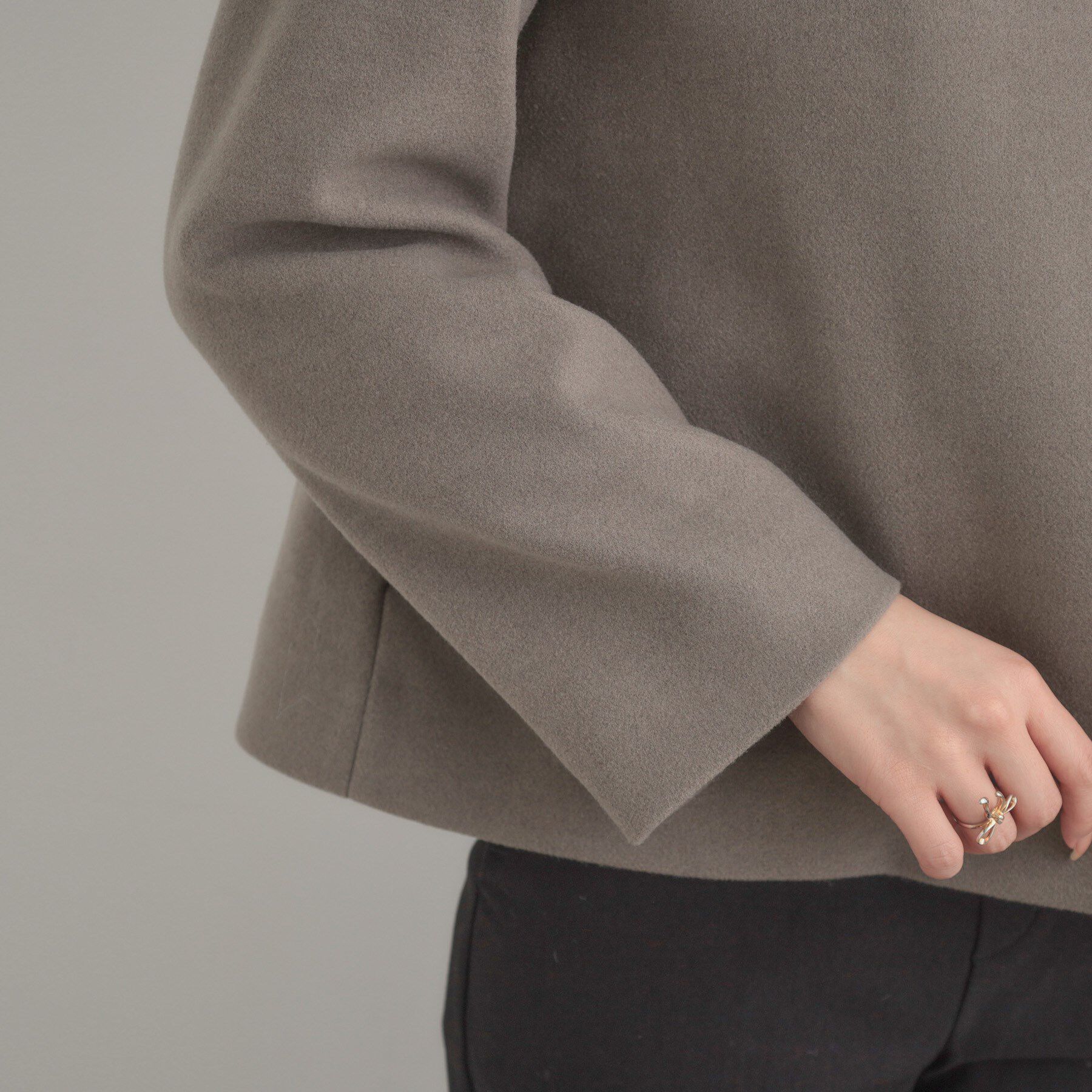 Couture broach「【大人レディ・フェイクファー取り外し可能】ケープ風ショートコート」|ノーカラーコート|