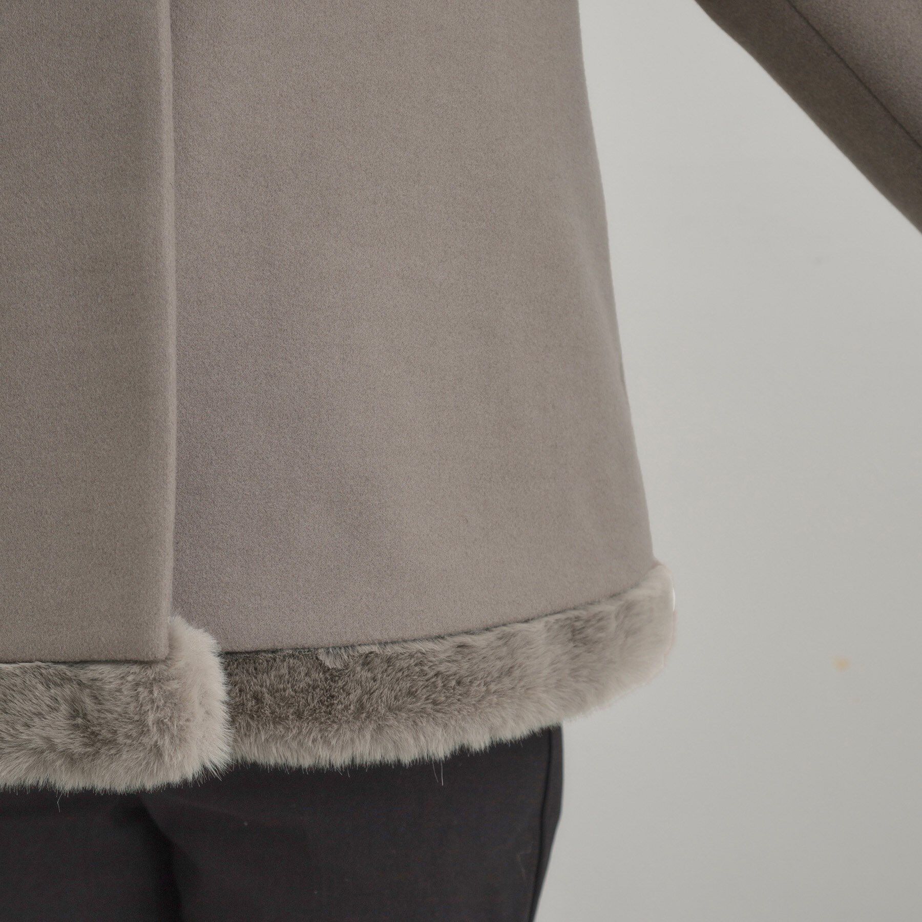 Couture broach「【大人レディ・フェイクファー取り外し可能】ケープ風ショートコート」|ノーカラーコート|