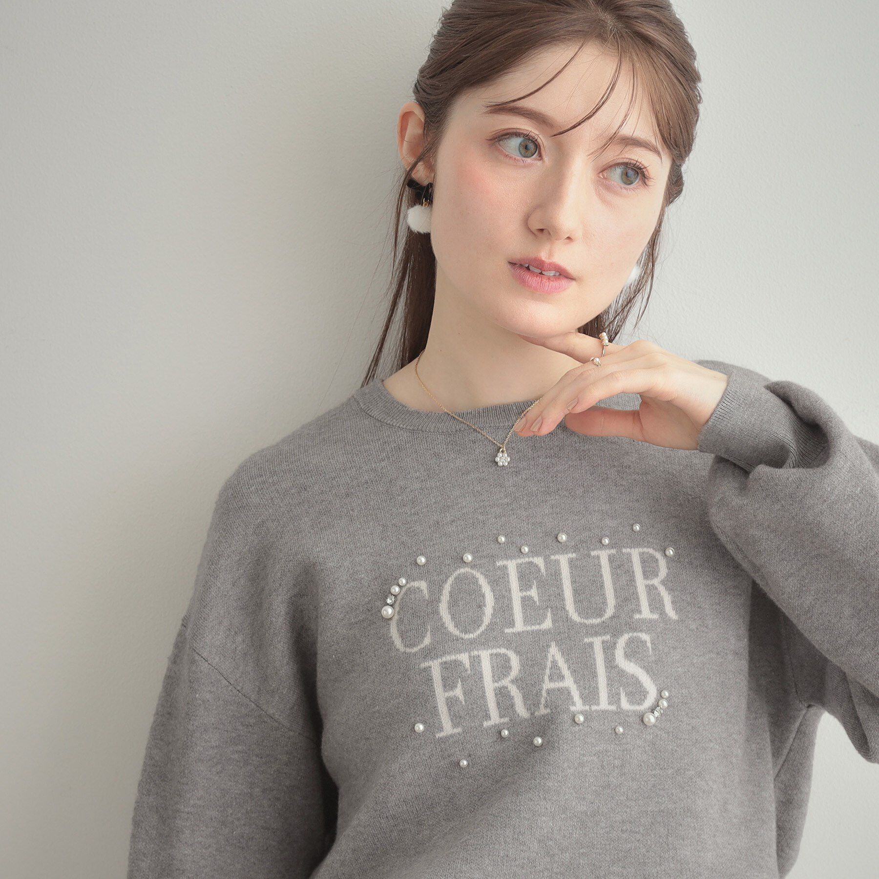 Couture broach「【パール調・ビジューデザイン】華やかロゴニット」|ニット・セーター|