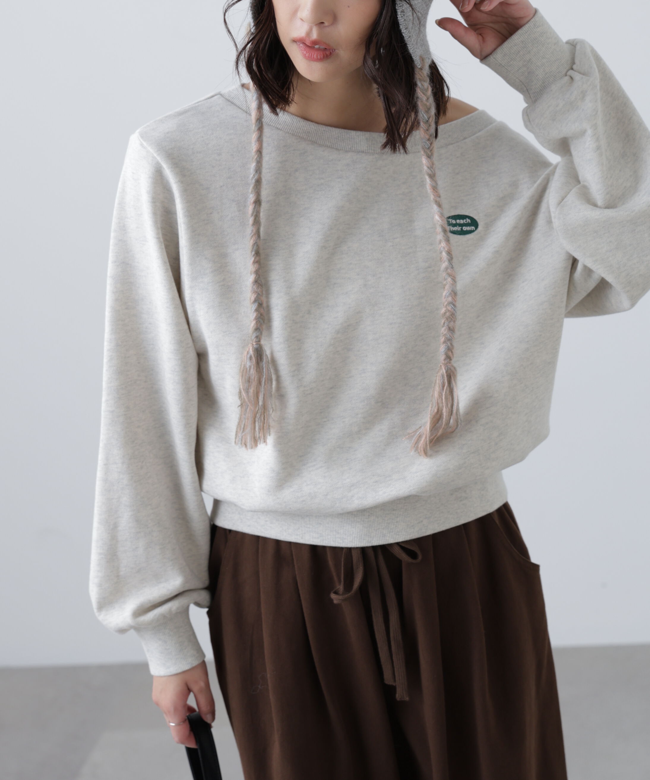  「オフショルワンポイント刺繍スウェット」|Tシャツ・カットソー|