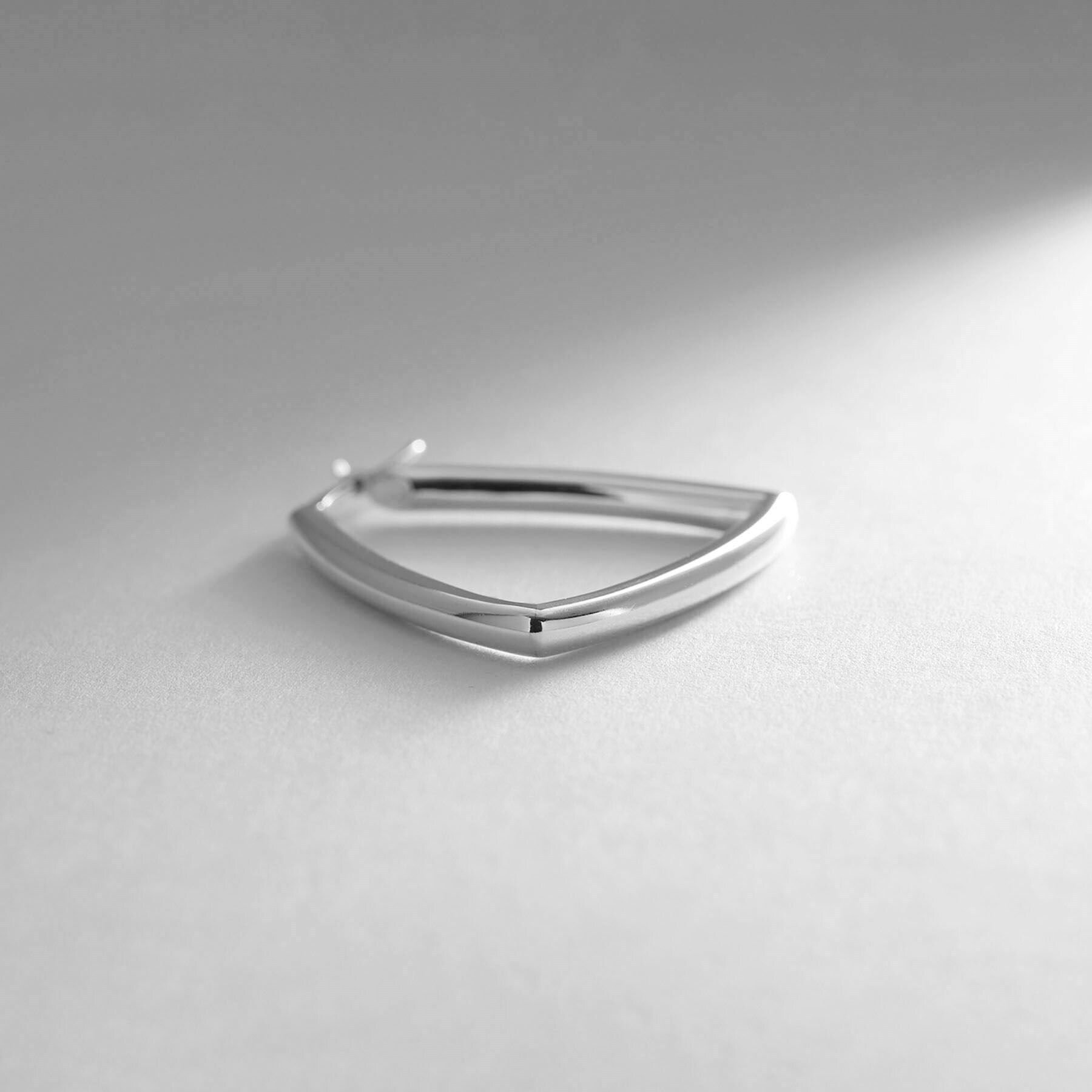 COCOSHNIK ONKITSCH「シルバー ホロウ フープトライアングルピアス」|ピアス|