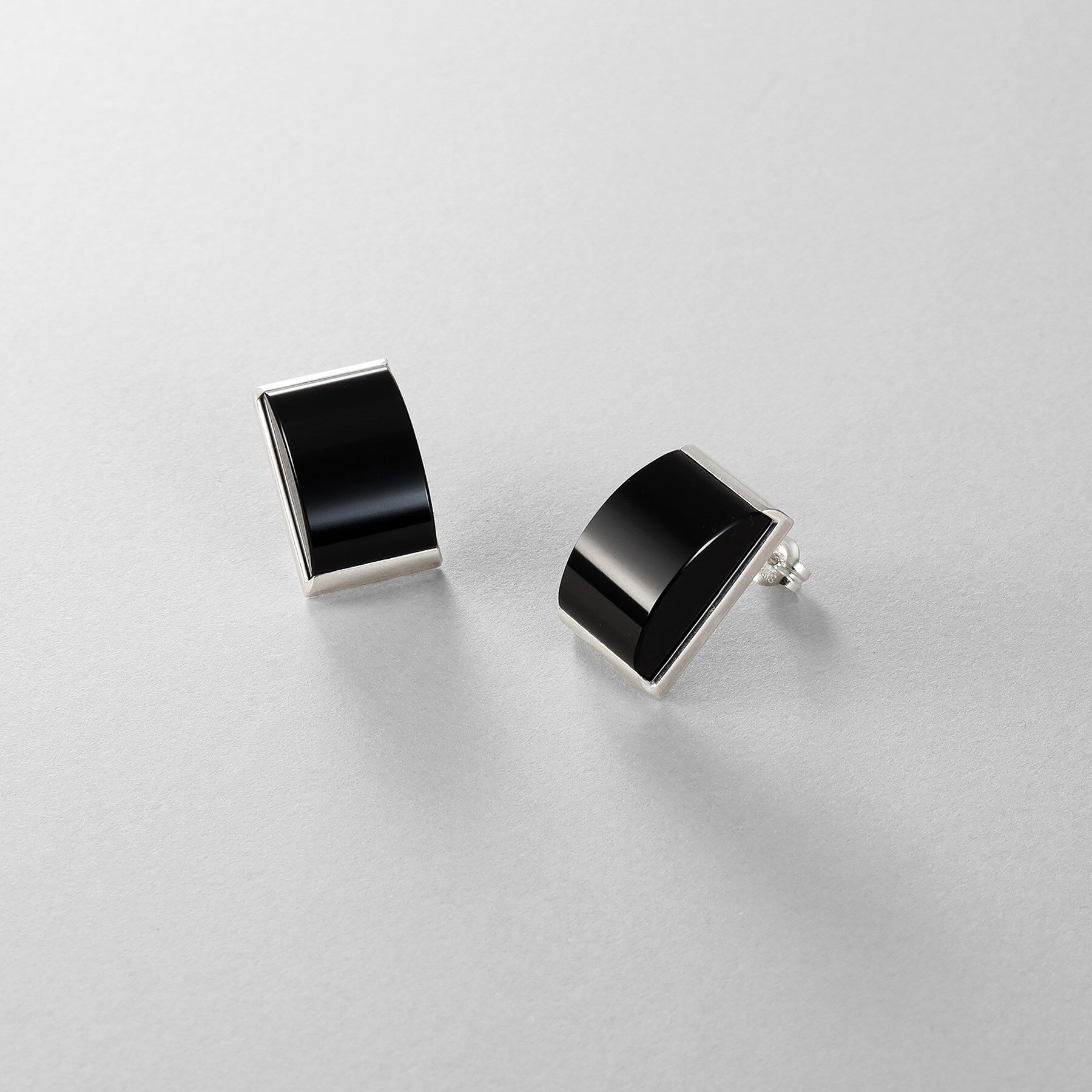 COCOSHNIK ONKITSCH「シルバー オニキス バフトップカットピアス」|ピアス|