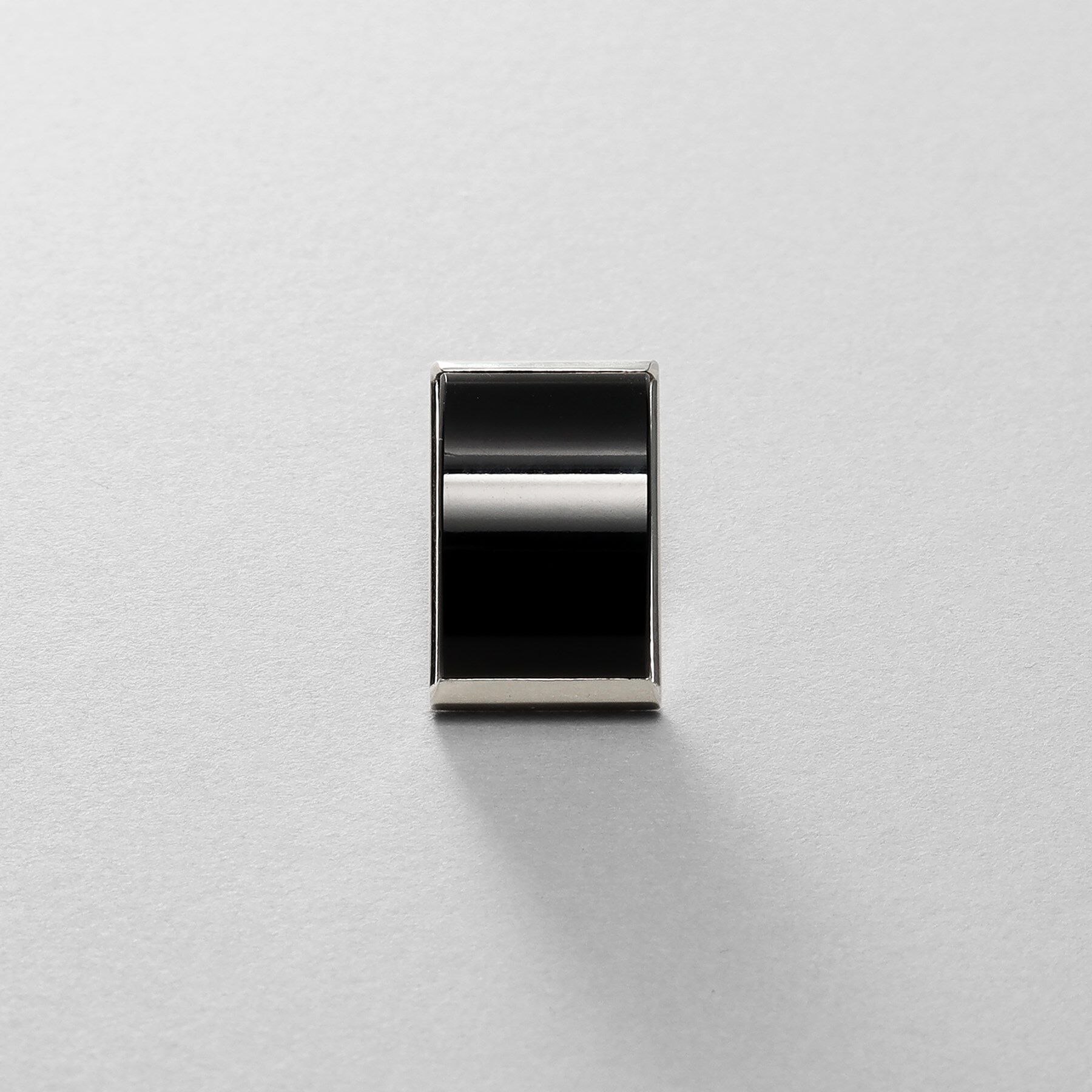 COCOSHNIK ONKITSCH「シルバー オニキス バフトップカットピアス」|ピアス|