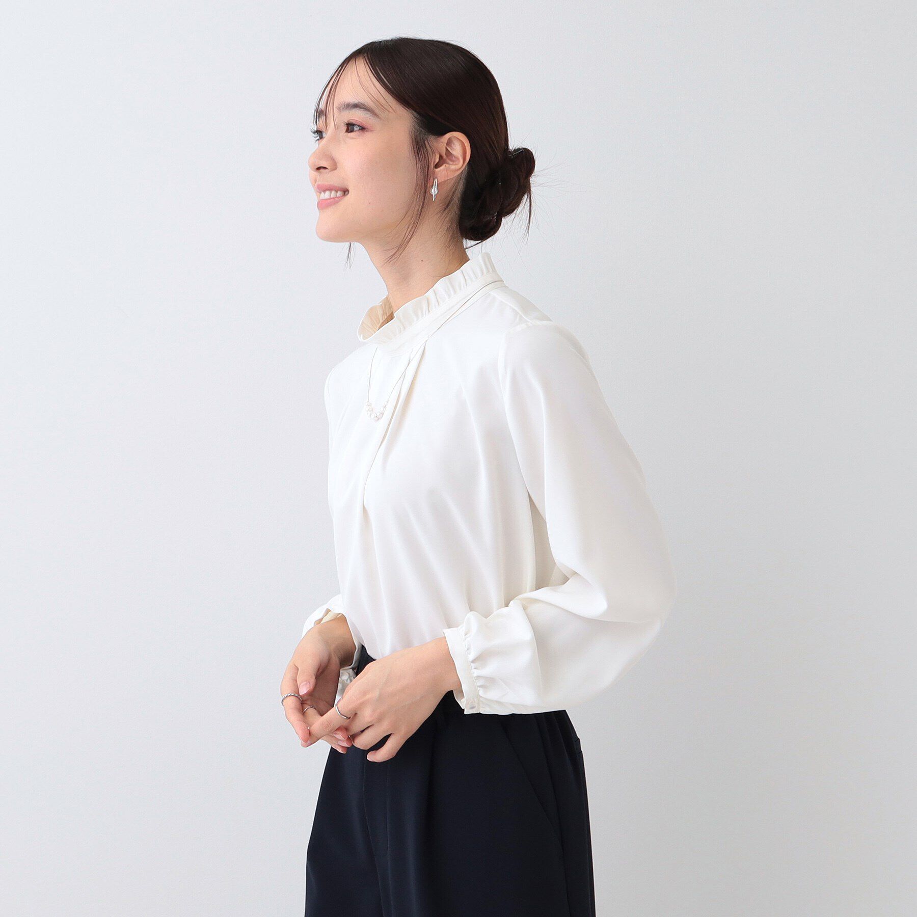 SHOO･LA･RUE「【S-3L/洗える/セレモニー】さらり軽やか スタンドカラー フリルブラウス」|シャツ・ブラウス|