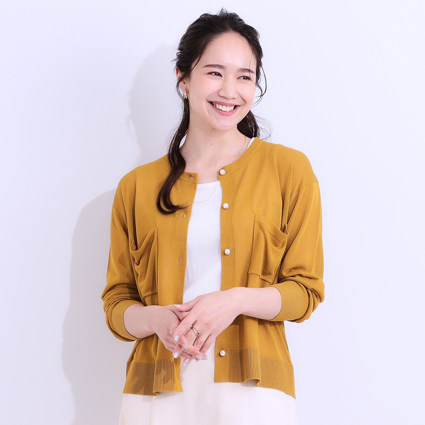 SHOO･LA･RUE「【洗える/ひんやり】パール調ボタンが目を惹く シアーニットカーディガン」|カーディガン|