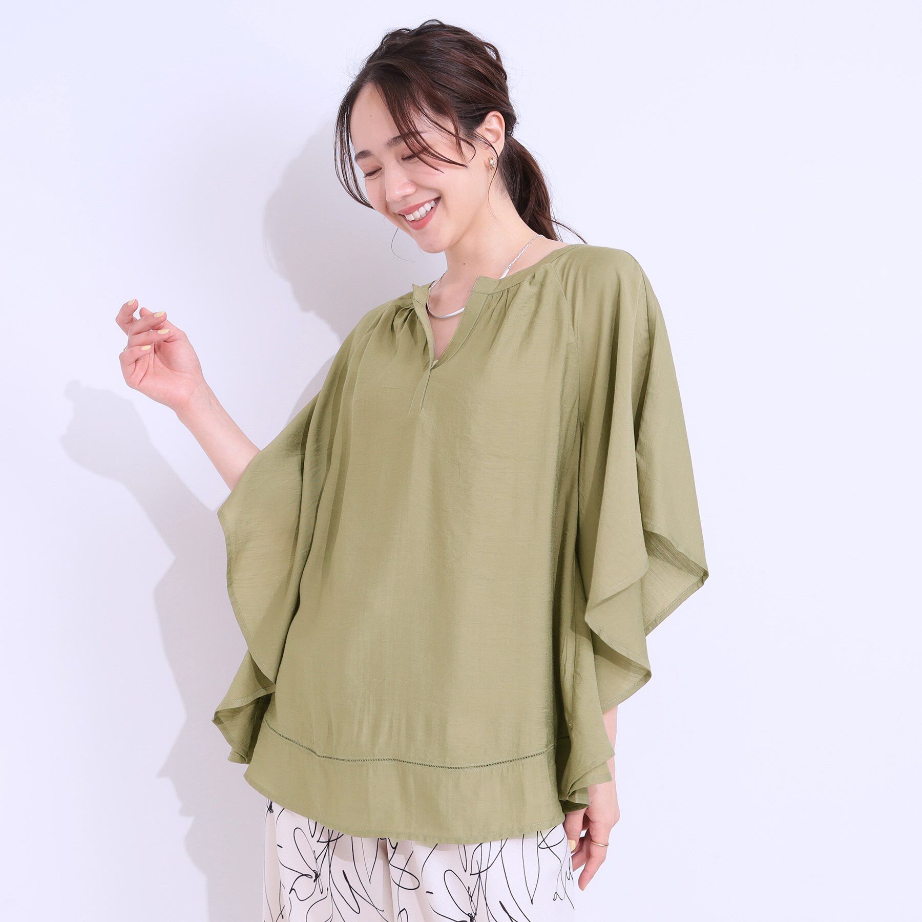 SHOO･LA･RUE「【洗える/ひんやり】涼しく体型カバー お袖フレア ドレープブラウス」|シャツ・ブラウス|