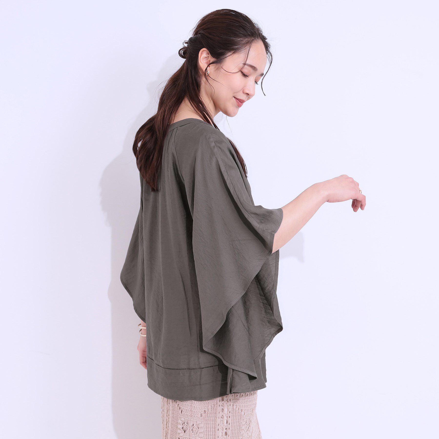 SHOO･LA･RUE「【洗える/ひんやり】涼しく体型カバー お袖フレア ドレープブラウス」|シャツ・ブラウス|