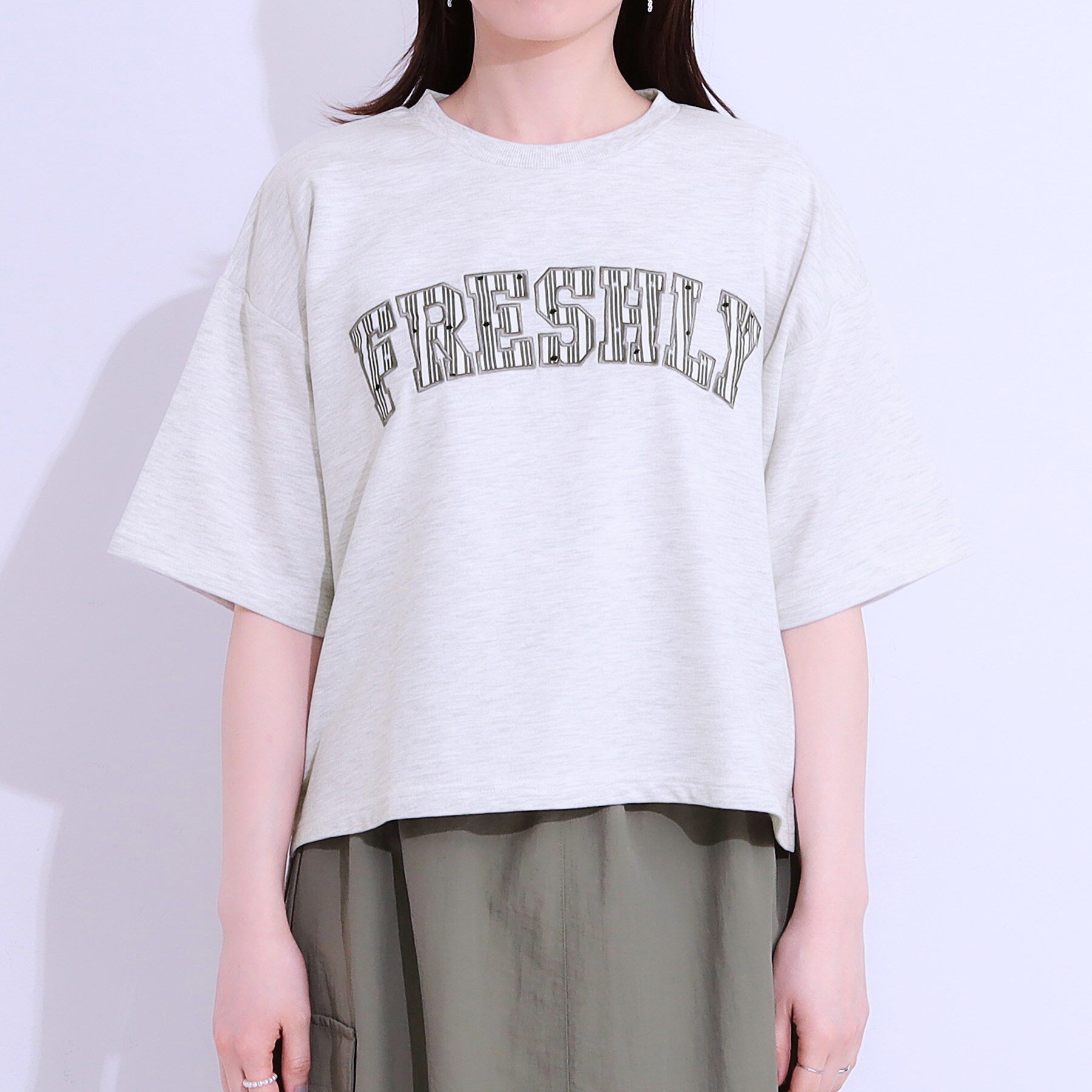 SHOO･LA･RUE「【S-LL】ゆるっと大人カジュアルに 柄ロゴアソート ミニ裏毛トップス」|Tシャツ・カットソー|