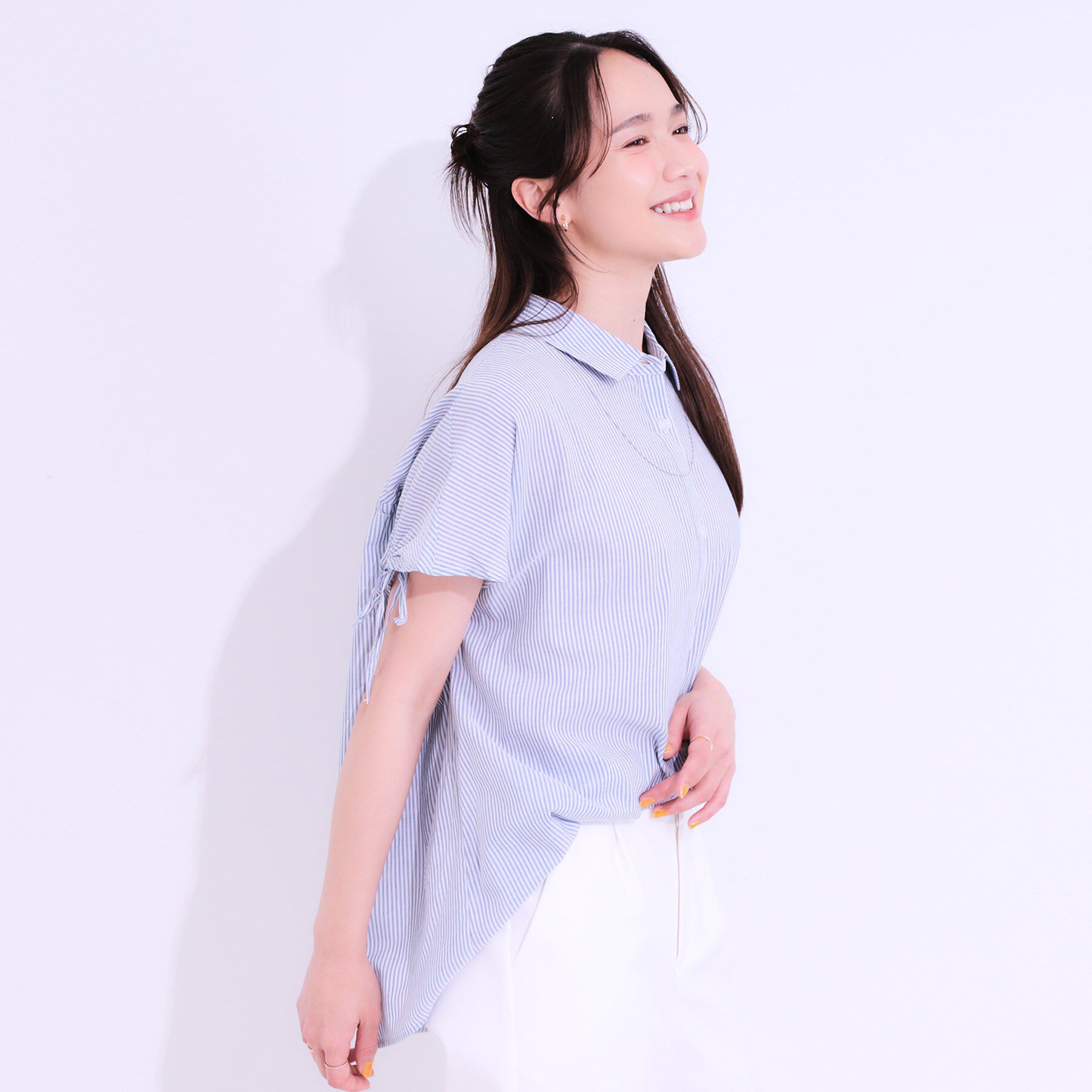 SHOO･LA･RUE「【S-LL/ひんやり】後ろ姿も抜かりなく インせず着られる バックギャザーシャツ」|シャツ・ブラウス|