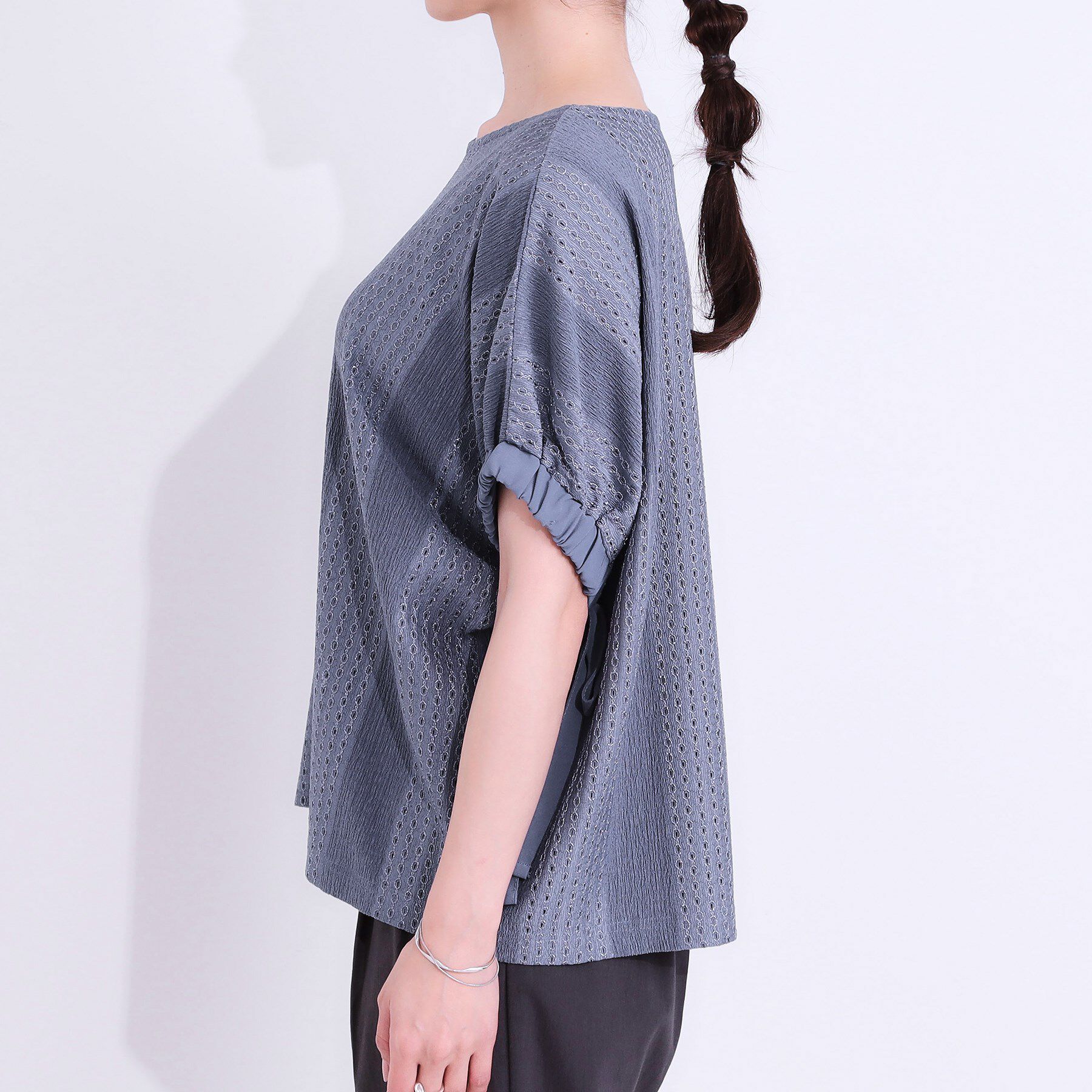 SHOO･LA･RUE「【S-LL/二の腕カバー】お袖ギャザーリボン アイレット刺繍トップス」|シャツ・ブラウス|