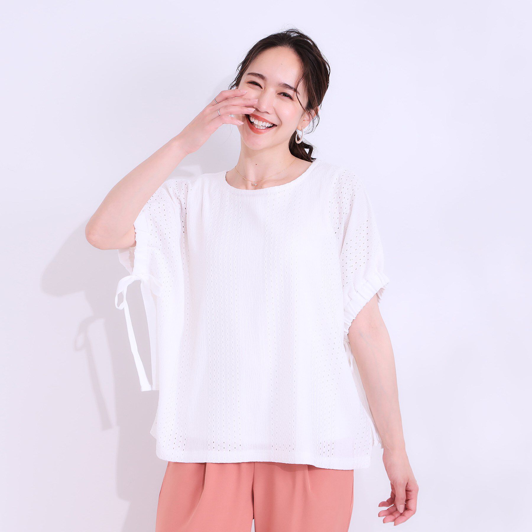 SHOO･LA･RUE「【S-LL/二の腕カバー】お袖ギャザーリボン アイレット刺繍トップス」|シャツ・ブラウス|