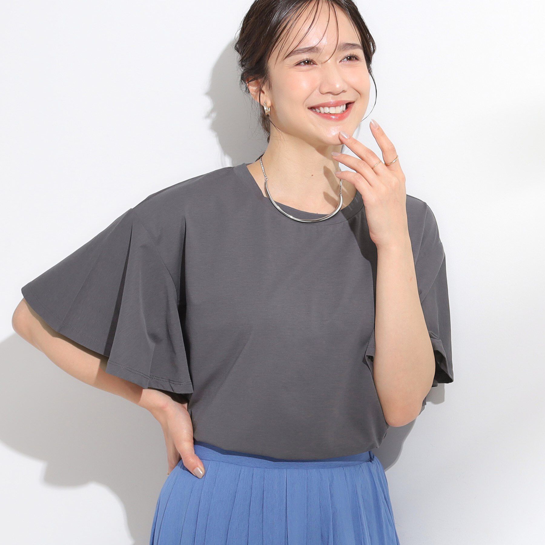 SHOO･LA･RUE「【S-LL/ひんやり/二の腕カバー】華やかさをプラスする お袖フリルTシャツ」|Tシャツ・カットソー|チャコールグレー(0