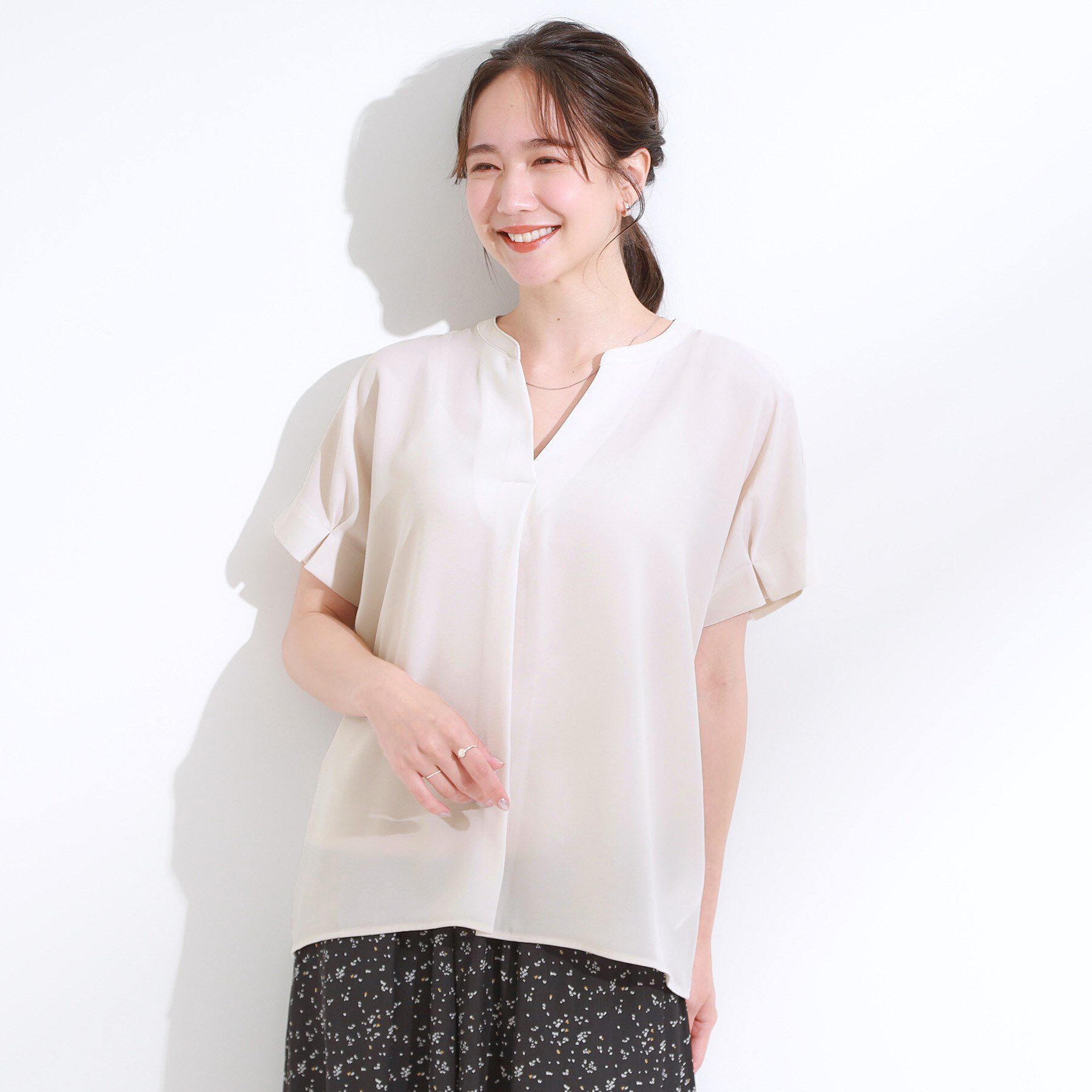 SHOO･LA･RUE「【S-LL/セットアップ可/ひんやり】きちんと見えで上品 お袖タック スキッパーブラウス」|シャツ・ブラウス|