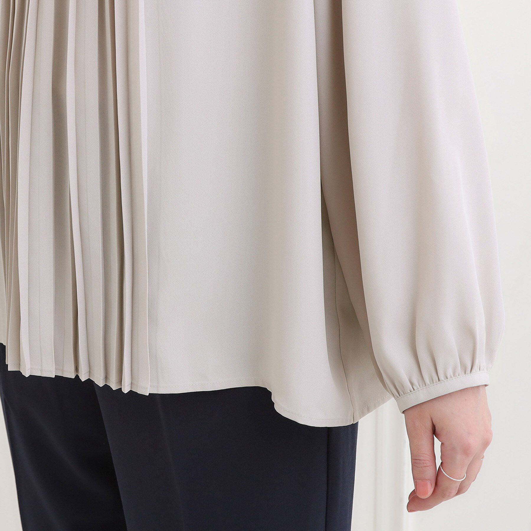 SHOO･LA･RUE「【洗濯機可/通勤】女性らしさとすっきり見えを叶える フロントプリーツブラウス」|シャツ・ブラウス|