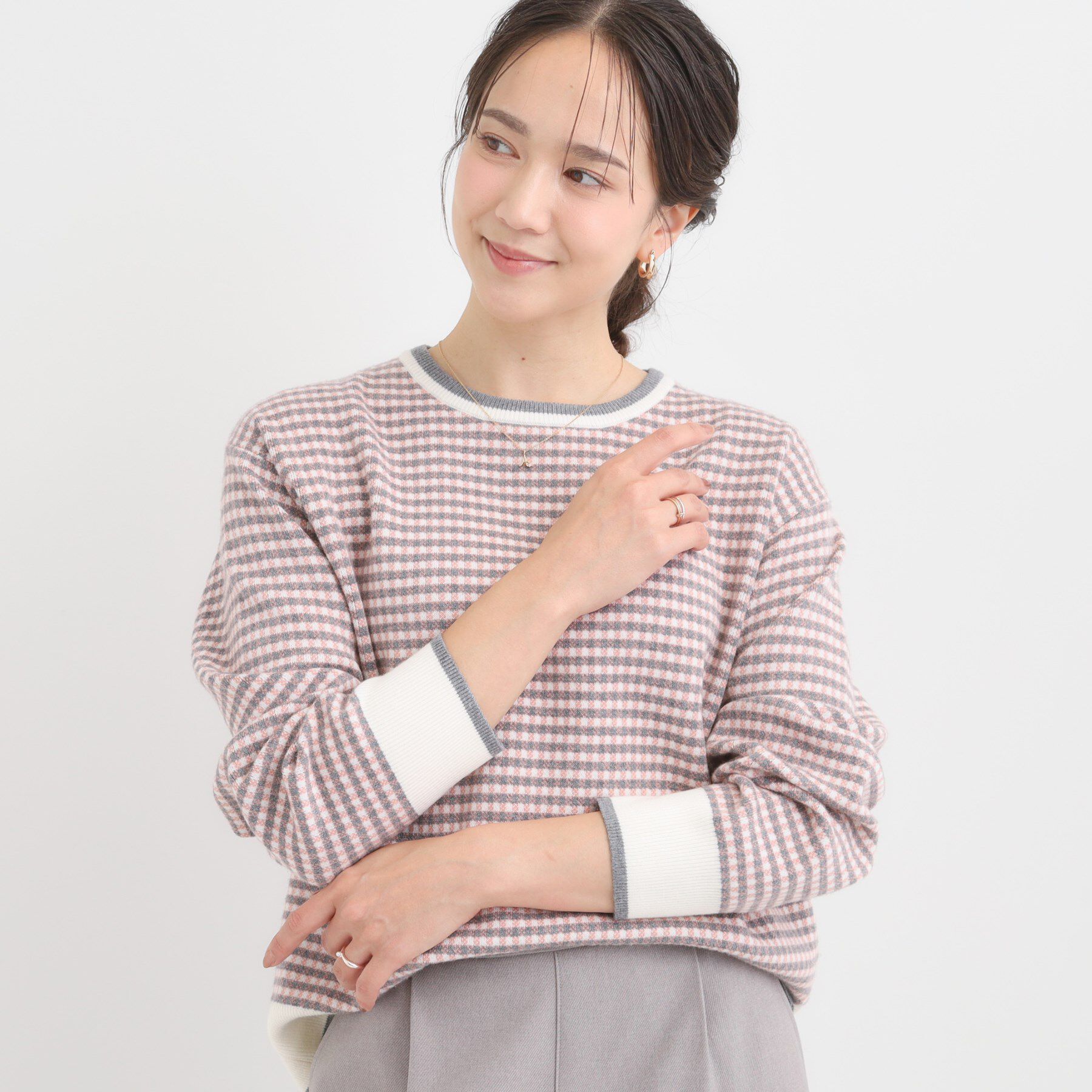 SHOO･LA･RUE「【洗濯機可/S-LL】クラシックなチェック柄が目を惹く 柔らかニット」|ニット・セーター|グレー(212)