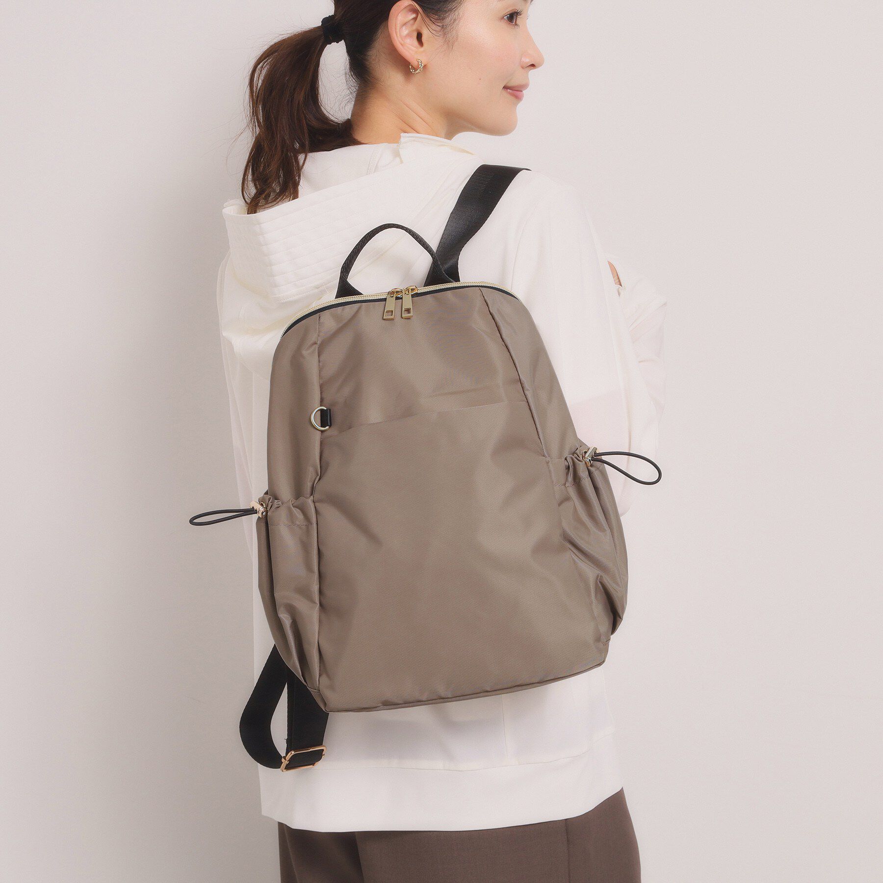 ITS&rsquo;DEMO「ドローラA4リュック」|リュック|グレージュ(050)