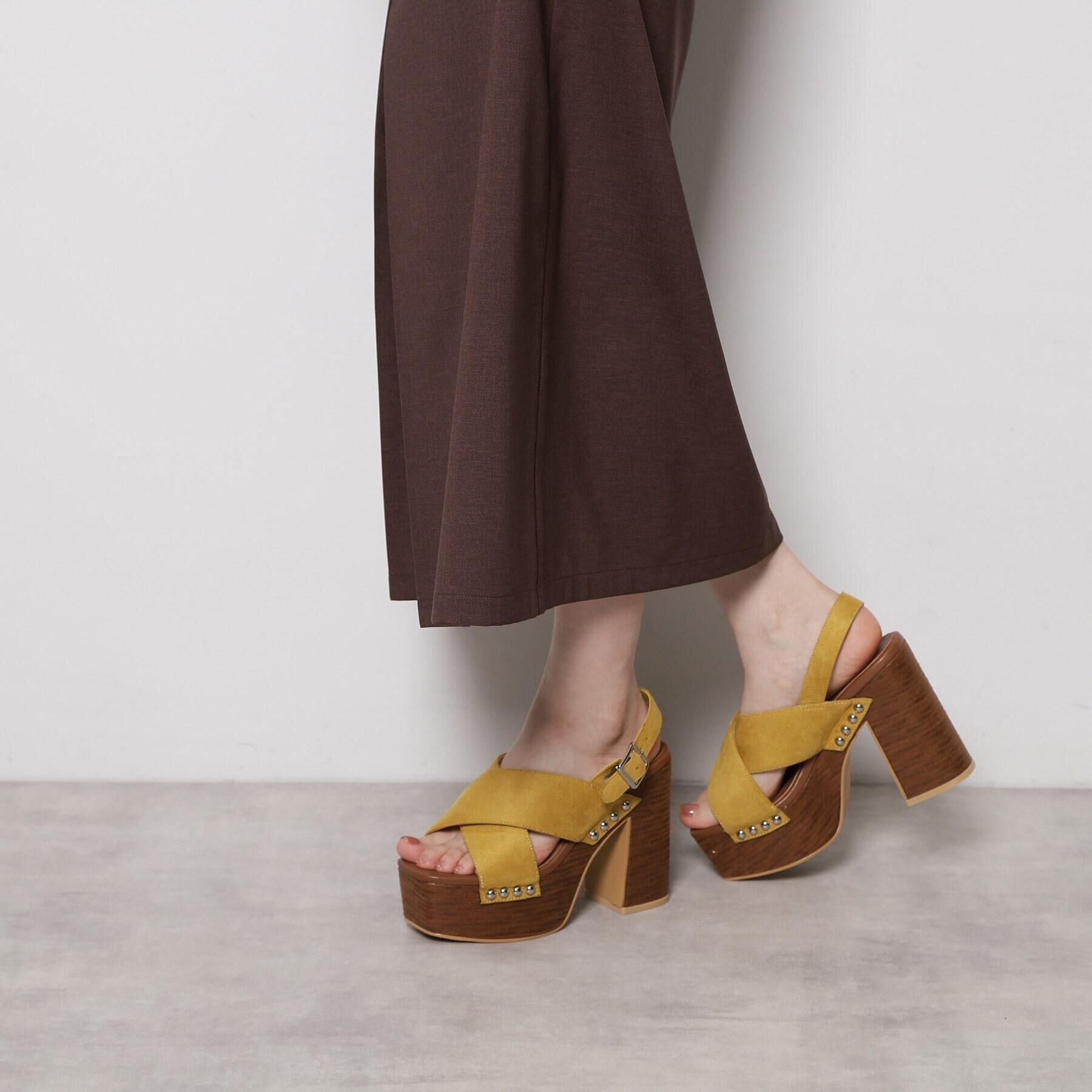 ESPERANZA「【ラク盛り／サンダル】リピーター続出／脚長美脚 クロススタッズサンダル」|サンダル|マスタード(133)