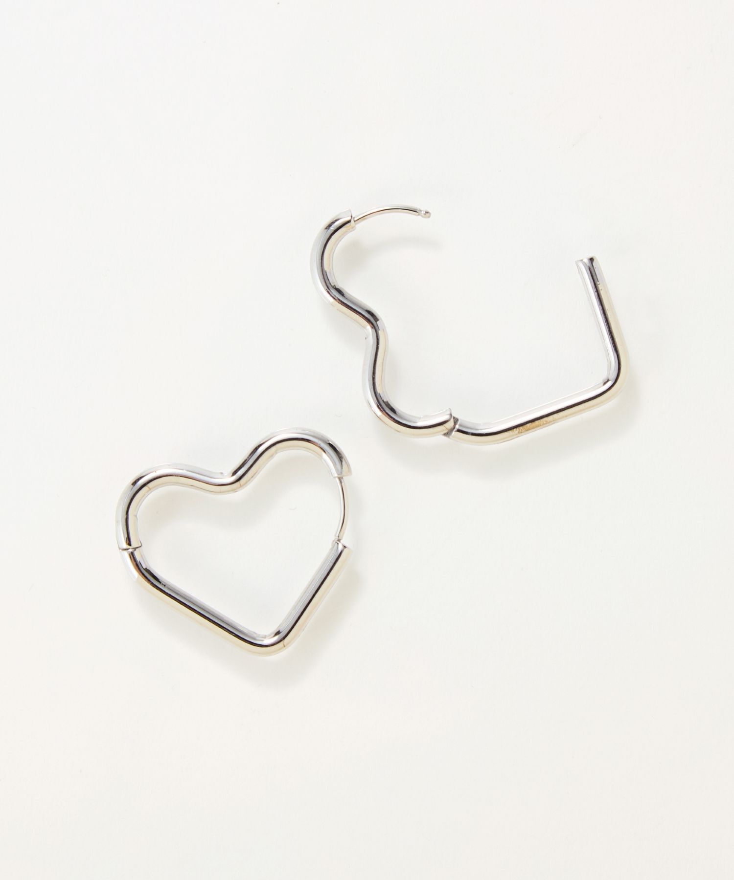 Phoebe「【金属アレルギー対応】グロウハートフープワンタッチピアス　シルバー/ステンレス」|ピアス|