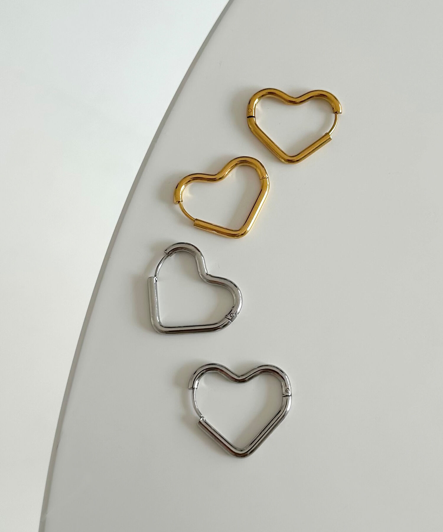 Phoebe「【金属アレルギー対応】グロウハートフープワンタッチピアス　シルバー/ステンレス」|ピアス|